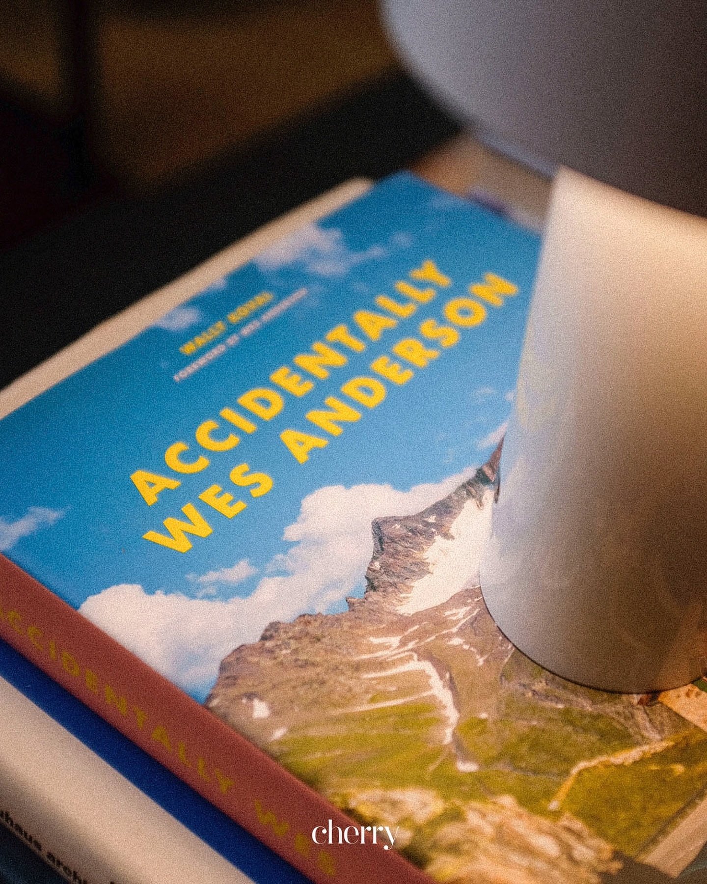 Em “Accidentally Wes Anderson” Wally Koval traz uma coletânea de fotografias inspiradas pelo estilo visual único dos filmes de Wes Anderson. O livro apresenta locais reais ao redor do mundo que parecem saídos diretamente de um dos filmes do diretor, com a mesma simetria, paleta de cores e charme peculiar que Anderson traz para suas produções.
*Wes Anderson é um mestre em criar universos visuais únicos, onde cada cena parece uma obra de arte meticulosamente composta. Sua abordagem cinematográfica é marcada por simetria precisa, paletas de cores vibrantes e um estilo nostálgico que remete ao passado, mas com um toque contemporâneo. A fotografia de seus filmes, conduzida por colaboradores como Robert Yeoman, utiliza ângulos cuidadosamente planejados e enquadramentos que transformam cada plano em um quadro. Essa estética não é apenas um estilo, mas uma extensão da narrativa, criando atmosferas que são ao mesmo tempo familiares e fantásticas.
**Aqui na Cherry temos três preferidos: The French Dispatch, Moonrise Kingdom, O Grande Hotel Budapeste e O Fantástico Sr. Raposo (Foram 4, né?! Mas quem tá contando? 🤓)