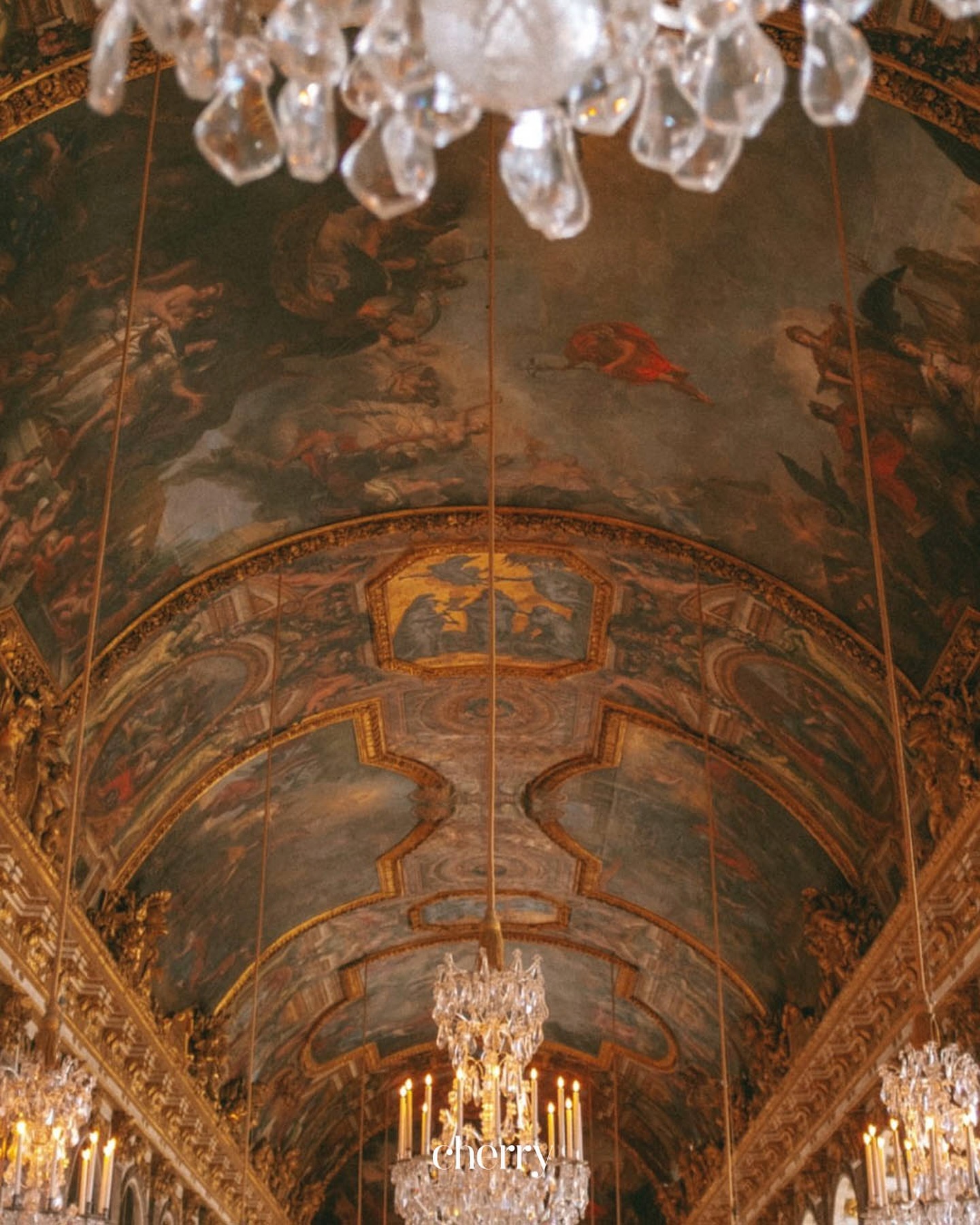 Estética visual coesa e reconhecível? Temos.
(Tudo bem, também temos história de muita festa e luxúria. Mas não vamos nos prender a isso.)
O impacto cultural de Versalhes é imensurável, influenciando a arte, a moda, a arquitetura e a política por séculos.
Cada detalhe deste Palácio, desde os jardins meticulosamente projetados até os interiores ornamentados, contribui para uma identidade visual coesa que reflete o poder e a opulência da monarquia francesa.
Versalhes foi um exemplo de inovação arquitetônica e paisagística em seu tempo. Luís XIV usou o palácio para estabelecer novas tendências e afirmar a liderança da França na arte e na cultura.
📸 cherry®️