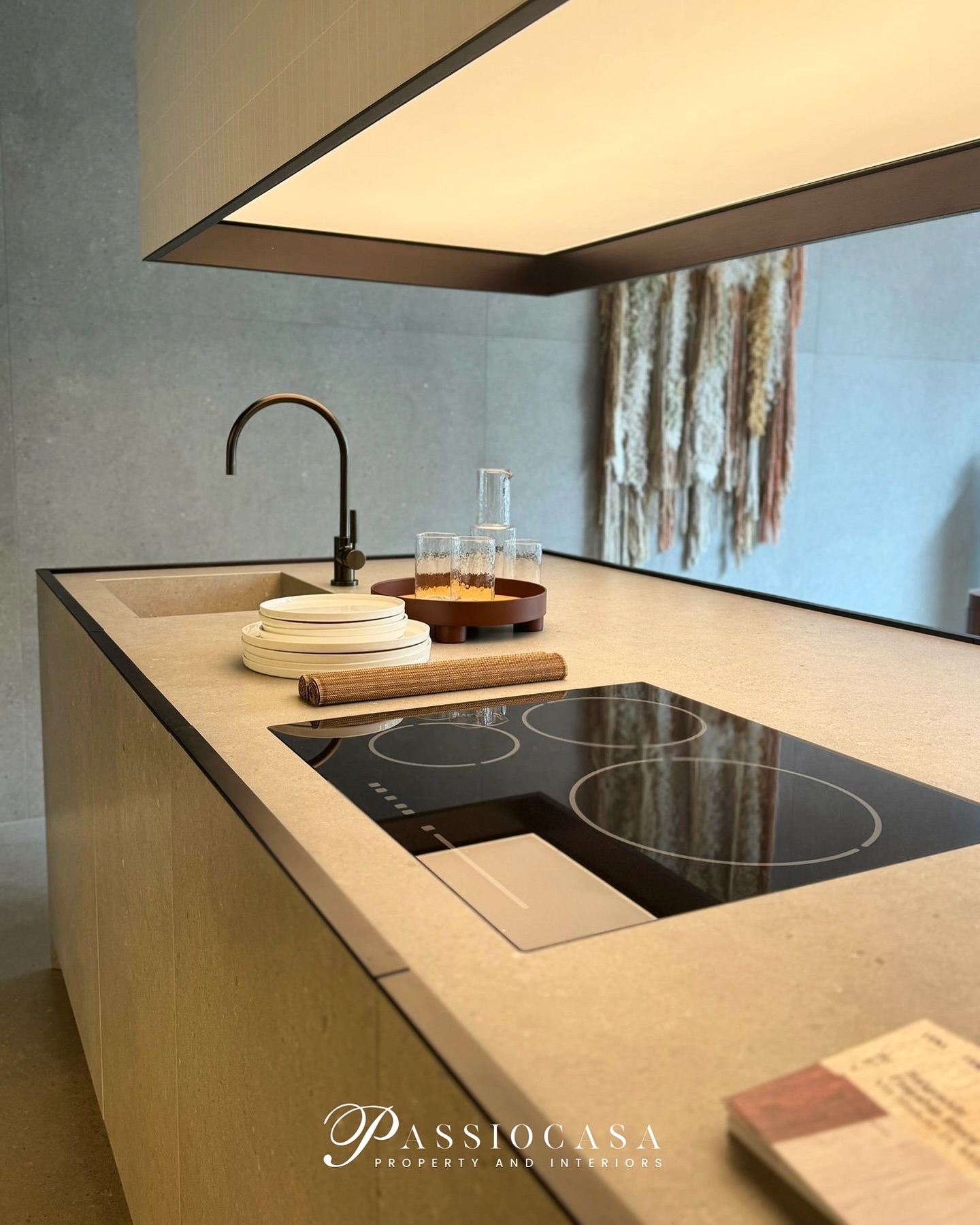 Die @italgraniti steht für Design mit nachhaltigen Oberflächen
Das Feinsteinzeug der Italgraniti Group zeichnet sich sowohl durch den Charme seiner Oberflächen als auch durch seine Nachhaltigkeit aus. Die perfekte Synergie von Design und Nachhaltigkeit ist das Ergebnis eines Produktionsprozesses, den die Gruppe ständig perfektioniert: eine Technologie, die bei gleicher Ästhetik optimierte Dicken für die verschiedenen Anwendungen bietet.
📍Milano
#passiocasa #passiocasainteriors #interior #innendesign #innenarchitektur #floors
#interiordesign #living #inneneinrichtung #umbau #neubau #konzept #farbkonzept #materialkonzept #switzerland #mallorca #milano #passion #leidenschaft #homestyling #homes #welovewhatwedo