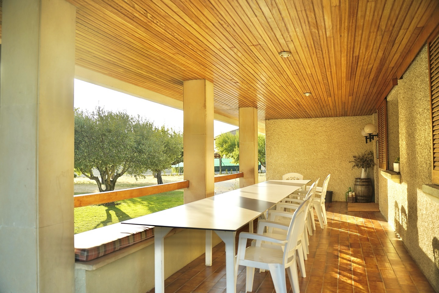 Relájate y desconecta en nuestra casa rural!
Nuestro porche, con capacidad para 23 comensales, es el lugar ideal para disfrutar de comidas al aire libre y momentos de tranquilidad.
#casarural #descanso #naturaleza #comodidad #escapada