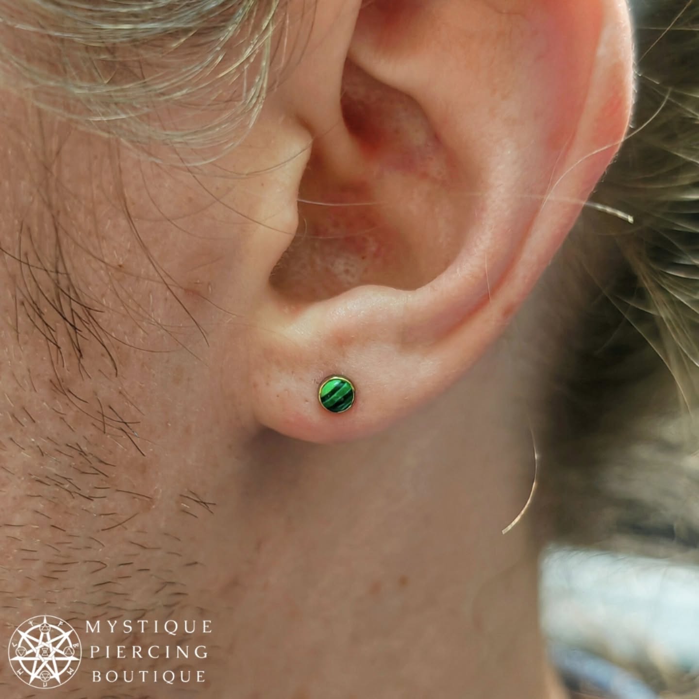 Natural Malachite cabochon from the amazing @inariorganics_uk for our client. They requested anodised gold finish for the piece. Loving it!
Piercer: @symbiotic_piercing
Using: @thatsthepointuk @purklenz
Aftercare: @neilmedpiercingaftercare
.
.
.
.
#MystiquePiercingBoutique #ShopSmall #BodyPiercing #SafePiercing #Beautiful #Piercing #Aesthetic #PiercingInspiration #PiercingLove #TimeOutLondon #Dalston #EastLondon #Hackney #LondonPiercing #PiercingArt #BodyJewellery #ImplantGrade #PiercerSpotlight #ProfessionalPiercer #QualityBodyJewelry