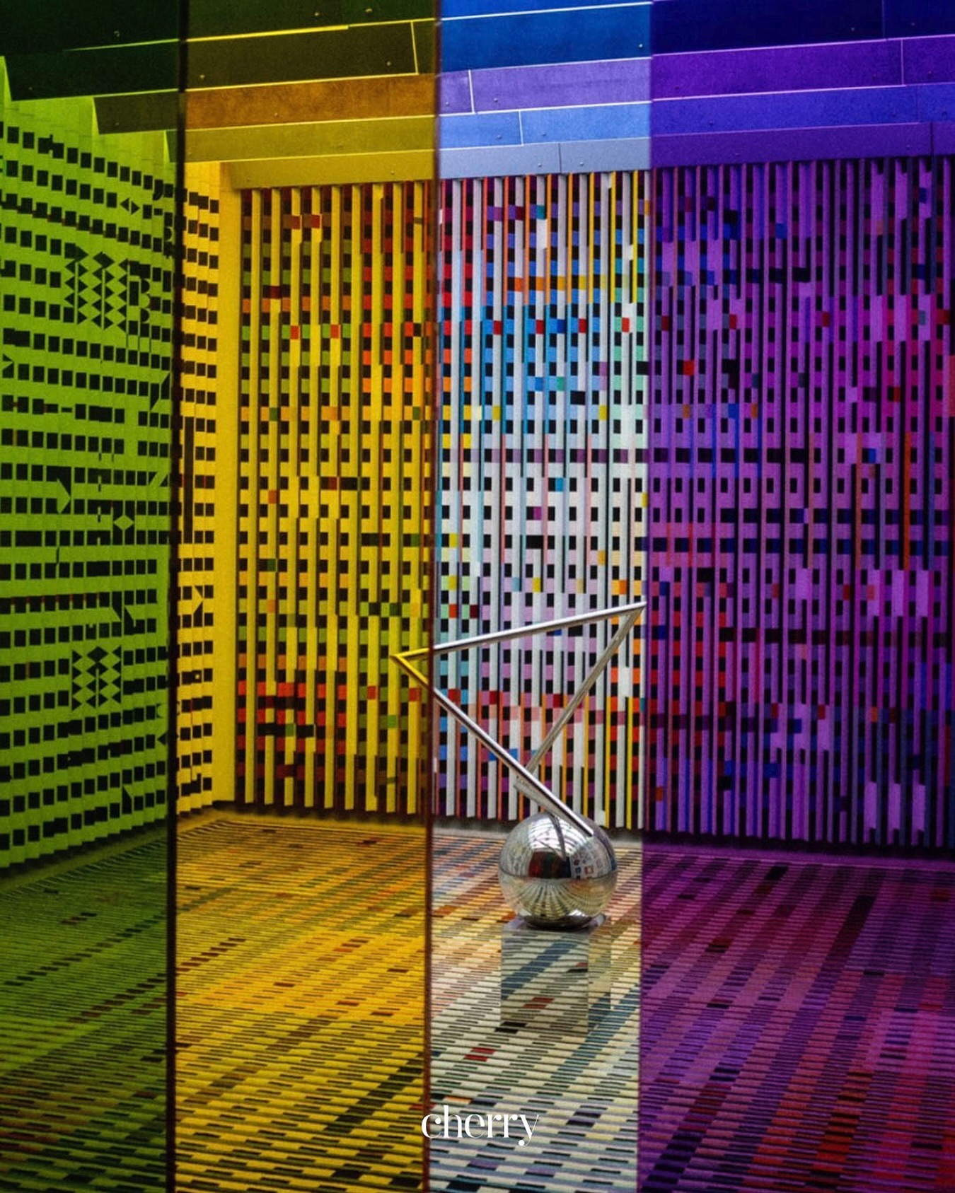 “Salon of a Hundred Colors”, de Yaacov Agam.
Pioneiro da arte cinética, as obras de Agam são baseadas em formas geométricas e cores, como exemplificado pelo seu hipnotizante Salão Agam.
Agam projetou esta antecâmara em 1974-75, sob encomenda de Georges Pompidou para o Palácio do Eliseu. As paredes são cobertas por murais polimórficos com imagens mutantes, um teto cinético, portas coloridas e transparentes que se movem, além de um tapete cinético onde se pode observar uma única escultura.
Você não está olhando para uma cena fixa, mas sim para um espaço artístico que muda constantemente dependendo de onde você está e seu ponto de vista.
*Em uma nota pessoal de quem faz a Cherry, a arte de Yaacov Agam, especialmente sua abordagem cinética, pode ser vista como uma metáfora filosófica que questiona a natureza da percepção e da realidade. A constante mudança de formas e cores em suas obras reflete a ideia de que o mundo, assim como a nossa vida, está em constante fluxo e transformação. Não há uma “verdade” fixa ou única; o que vemos e experimentamos depende do nosso ponto de vista, sugerindo que a realidade é relativa e subjetiva.
E o que isso tem a ver com o que fazemos?
Tudo.
🤓
📸 cherry®️