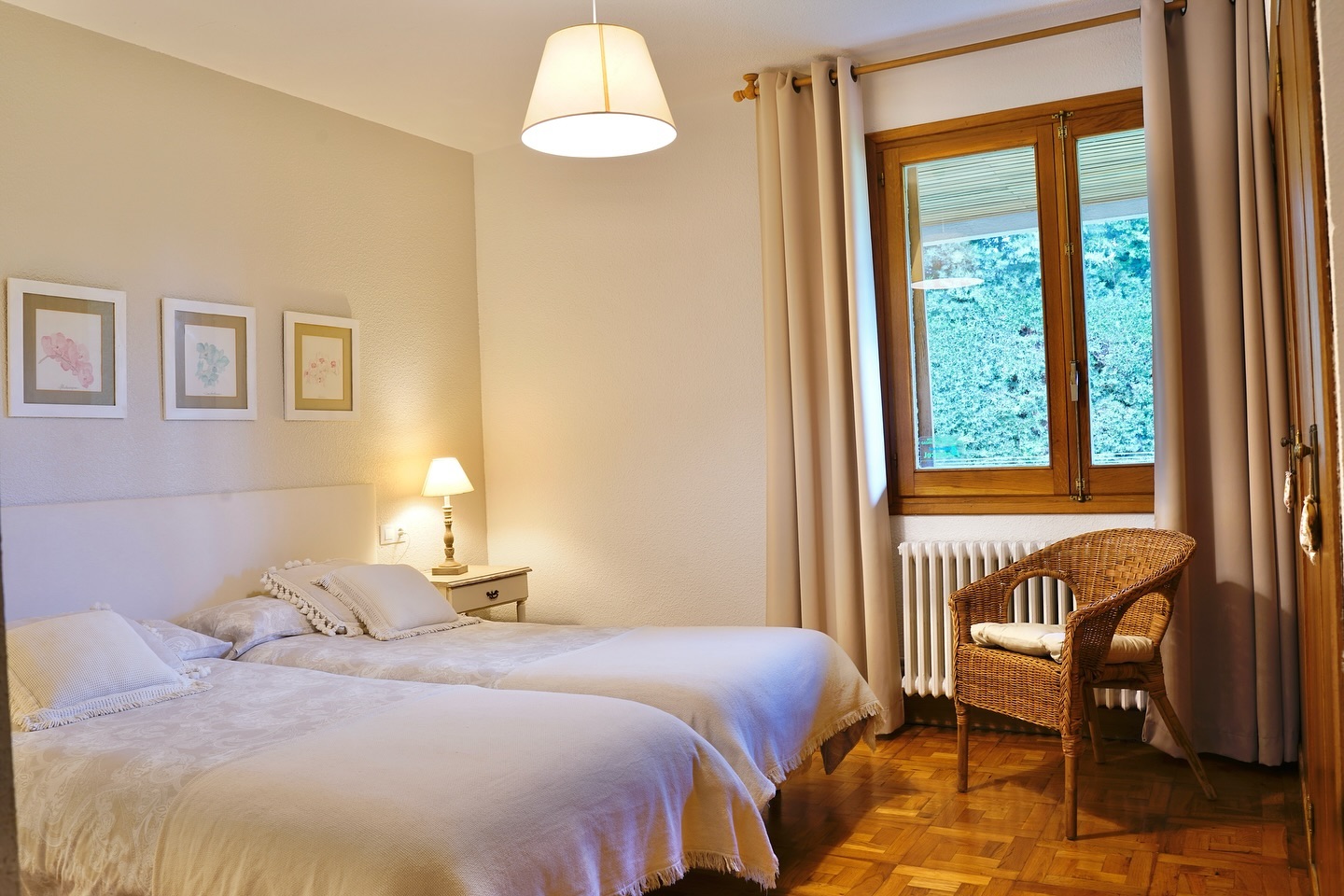 ¡Descubre nuestra acogedora casa rural en Muruzábal, perfecta para grupos de hasta 23 personas! ✨ Te invitamos a disfrutar de unas Navidades inolvidables o aprovechar el puente de diciembre en un entorno rural único.
En la foto, una de nuestras habitaciones, ideal para descansar y desconectar. Reserva ya y asegura tu estancia en estas fechas tan especiales.
#CasaRural #Navidades #PuenteDeDiciembre #Muruzabal #EscapadaRural