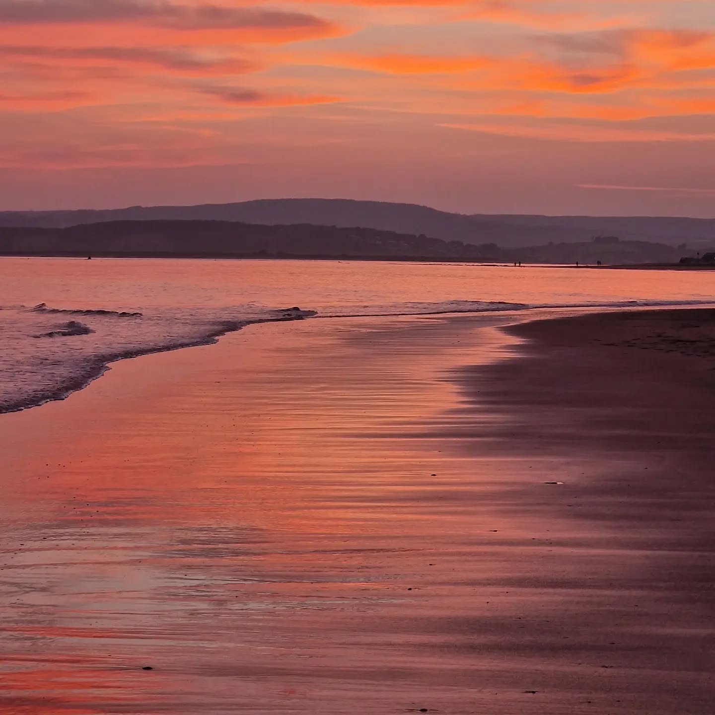 Look at this beautiful sunset that could be anywhere in the world!
I just love the different colours of nature. Flamingo pink, oranges, reds, and browns. It makes me want to get out the watercolour paints 🎨 and get creative.
What have you seen in nature that caught your eye?
Could you capture it in a photo and recreate your own interpretation through paint, mix media, or recycling and repurposing?
Such a wonderful activity to help you reconnect with nature. Why don't you give it a try?