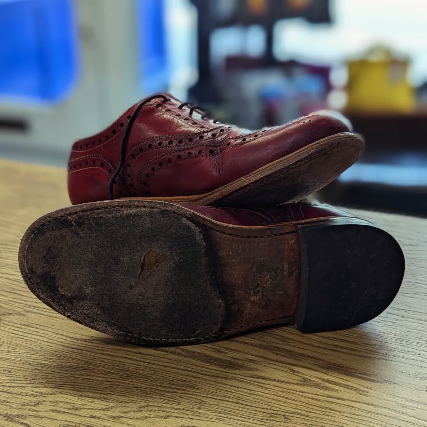 Full leather sole replacement on these Goodyear welted Herring shoes. Used a combination of British leather for the soles and Italian rubber for the heels, finished with a clean using French polish
#shoerepair #herringshoes #britishleather #svig #saphirpolish #handstitched #cobblers #smallbusiness