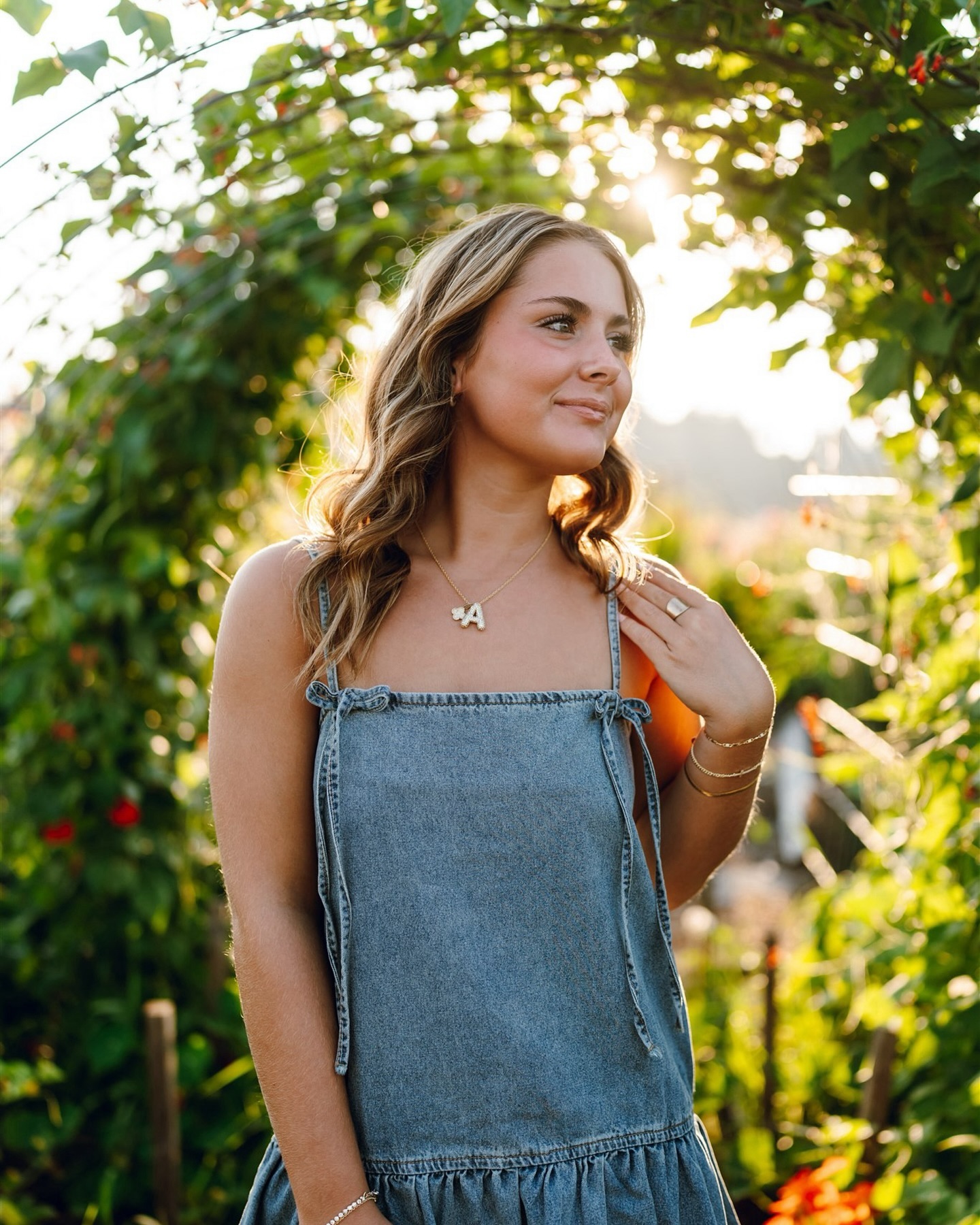 Someone say Senior Sunday? Had the best time getting to know @avagkennelly and her fam for the perfect golden hour senior session😌