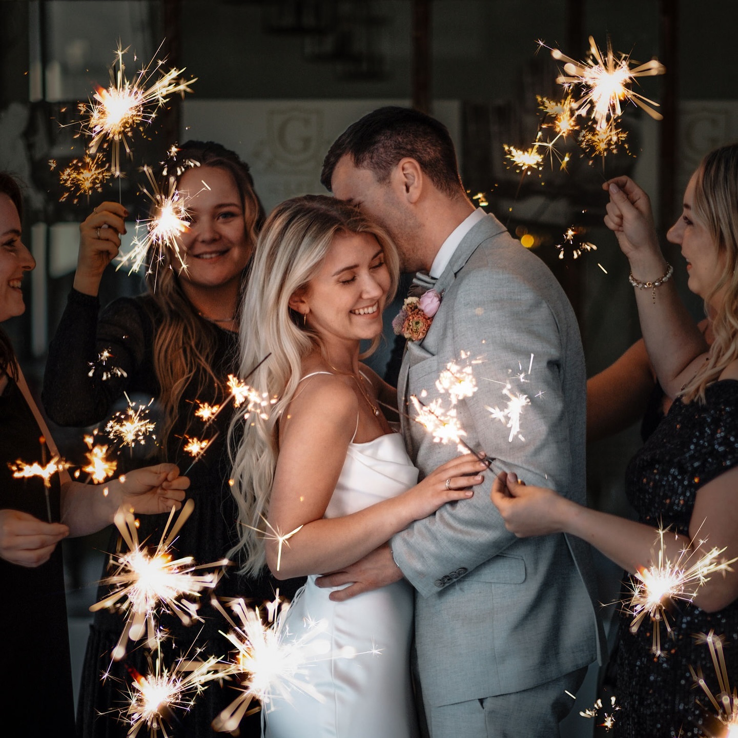 These two have known each other for many years, and now they said yes to each other in front of their families and friends.
The ceremony could not have been more emotional.
Thank you from the heart for your confidence 🤍
Floristik: @karinwilbertblumen
Brautkleid/Anzug: @brautschoen
H&M: @detailverliebt.brautstyling
#weddinginspiration #weddingdress #weddingplanner #poolwedding #elegantwedding #weddinginvitation #weddingintuscany #weddingday #bridestyle #bridemakeup #bridetobride #wed__vibes #weddingdeko
#beautifulweddinggowns #bridestyle #fujifilmxt4 #weddingphototeam #firstlookwedding #weddingideas #togetherjournal #elegantweddings #destinationwedding #bride #hochzeit #hochzeitsfotografie #hochzeitsfotograf #fotografie
#hochzeitskleid #loveandwildhearts #bridetobe #wedding2025