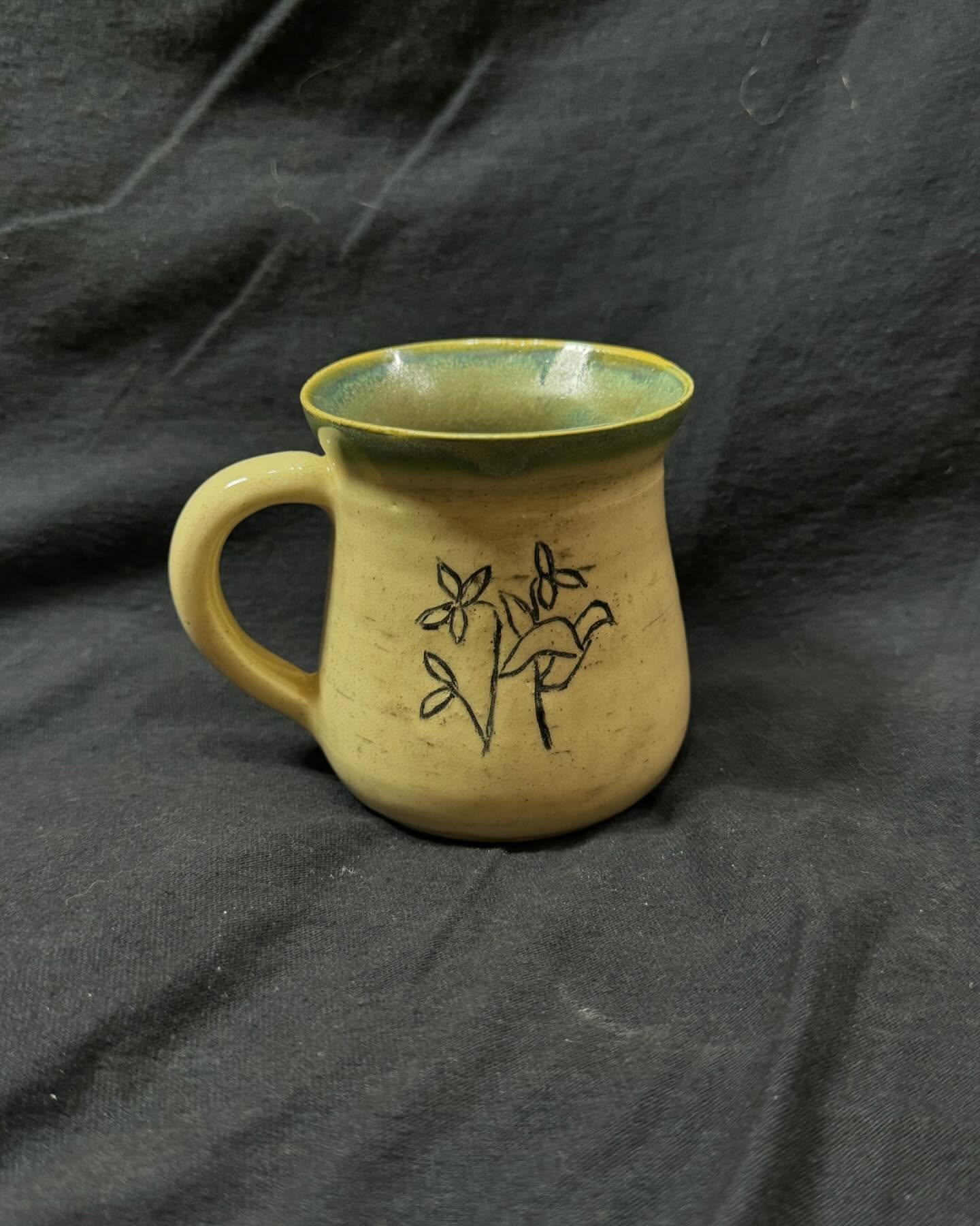 2 Sgraffito mugs carved with a flowery design ๐๐๐ธ with a jade glaze interior