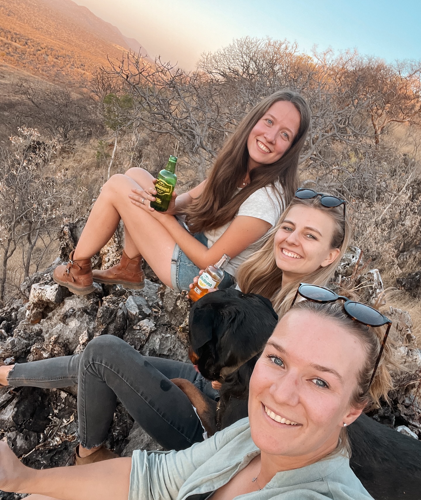 Zusammenfassung von unserem Mädels-Farm Wochenende 🫶🏻
1. Sundowner auf der Farm 🇳🇦
2. Diese neue Funktion bei Stories das Handy zu schütteln ist doch komisch 😂
3. Die Hundis haben so schön posiert 🐕😍
4. Chilisalz Produktion 🌶️ mit Trichter und Schaschlikspieß hat das ganz gut funktioniert 😅
5. Giraffen vor der Haustüre 🦒😍 fühlt sich immer noch surreal an!
6. Sonnenuntergang 🌅❤️
7. Spielenachmittag 🎲
8. War ein schönes Wochenende 🫶🏻🥰
Recap about our girls farm weekend 🫶🏻
1. Sundowner on the farm 🇳🇦
2. I tried the new function on Instagram where you have to shake your phone to make a picture appear in a story, so weird 😂
3. The dogs were posing so nicely 😍🐕
4. Chili salt production 🌶️ with a hopper and skewer it worked pretty well 😅
5. Giraffes in front of the doorstep 🦒 still feels so surreal!
6. Sunset 🌅❤️
7. Gaming afternoon 🎲
8. It was such a nice weekend 🫶🏻🥰
#namibia #movingabroad #friends#farmweekend #friendsabroad #farm