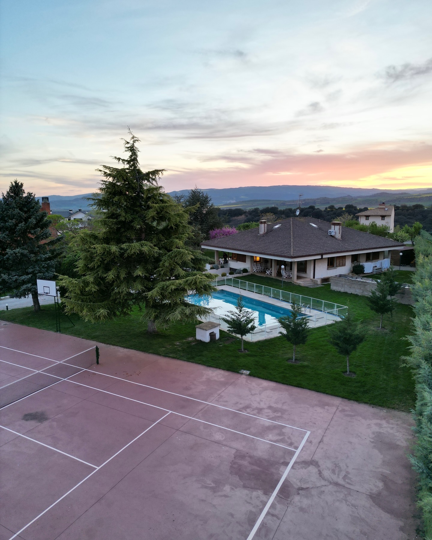 ¡Disfruta de los atardeceres más espectaculares en El Jardín de Muruzábal!
#casarural #navarra #amigos #familia