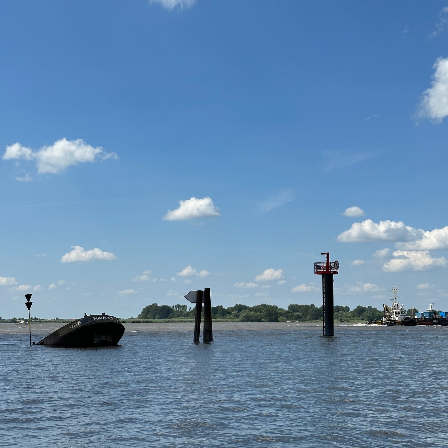 Wir verbessern die Sicherheit am Elbstrand! Nach den tragischen Unfällen haben wir mit Experten der Rettungsorganisationen, der HPA, Behördenvertretern und Anwohnern Gefahrenquellen analysiert und Maßnahmen für die Erhöhung der Sicherheit am Elbstrand erörtert. Denn die Besucher am Elbstrand müssen über das richtige Verhalten Bescheid wissen, damit sie sich und andere nicht in Gefahr bringen.
Was wir konkret machen:
1. Wir entwickeln das Konzept zur Sensibilisierung für die Gefahren am Elbstrand weiter. Es soll sich insbesondere auch für die Weitergabe an den Hamburger Schulen, in Unterkünften für geflüchtete Menschen und für eine Informationskampagne im Straßenraum eigenen.
2. Es wird eine niedrigschwellige mediale Aufklärungskampagne über die Badesicherheit in Hamburger Seen, den Gefahren am Elbstrand und über das richtige Verhalten am Unfallort entwickelt.
3. Dafür intensivieren wir die bereits bestehende enge Zusammenarbeit von HPA, Feuerwehr und DRLG und erweitern sie um weitere Akteuere.
4. Umsetzungshilfen zum Themenmodul „Tidegewässer Elbe“ der Hamburger Bildungspläne, anhand derer die besonderen Gefahren des Tidegewässers und der Bundeswasserstraße Elbe im Unterricht verdeutlicht werden können, werden erstellt und bereitgestellt.
5. Noch einmal wird die Beschilderung am Elbstrand hinsichtlich ihrer Aussagekraft überprüft und optimiert, damit sie auch wirklich priorisiert auf die jeweils vor Ort herrschenden Gefahren hinweist (die größte Gefahr zuerst);
6. Zudem wird ein großer Hinweis, der auf die Steilkante und auf die Lebensgefahr hinweist, am Dalben neben dem Wrack der „MS Uwe“ installiert und die Leiter am Quermarkenfeuer wird gegen unbefugtes Erklettern gesichert.
#hamburg #spdhamburg #blankenese #blankenesestrand #wahlkreisaltonawest #sicherheit #elbe