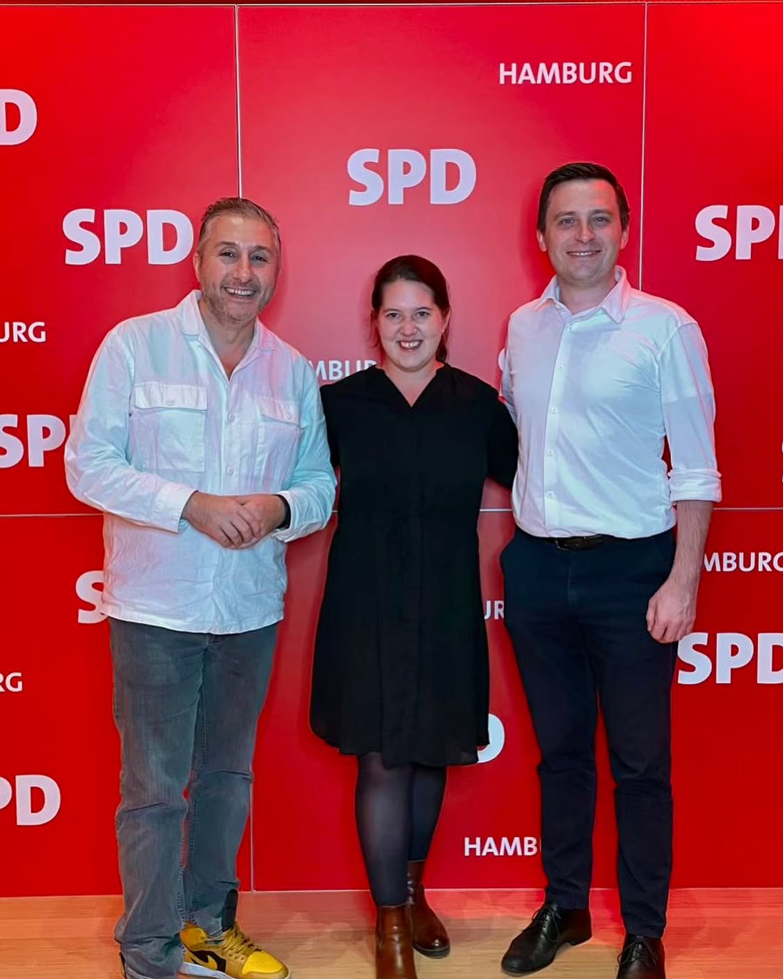 Wir sind startklar! 🚀 Mit @buergermeister.hamburg an der Spitze geht es für uns in den kommenden Wahlkampf für die Wahlen zur @buergerschafthh 2025.
Nach der Aufstellung der Landesliste am vergangenen Wochenende stehen nun auch alle weiteren Kandidierenden der @spdhamburg fest. Altona geht mit dem Spitzentrio @mithat_capar (Wahlkreis Altona), @annaphilinestu (Wahlkreis Altona-West) und @soeren.platten (Landesliste) ins Rennen. Wir freuen uns sehr über die Nominierungen und ebenso auf einen tollen gemeinsamen Wahlkampf mit der @spdaltona und der @spdhamburg! #spdhamburg #spdaltona #buergerschafthh #2025 #losgehts