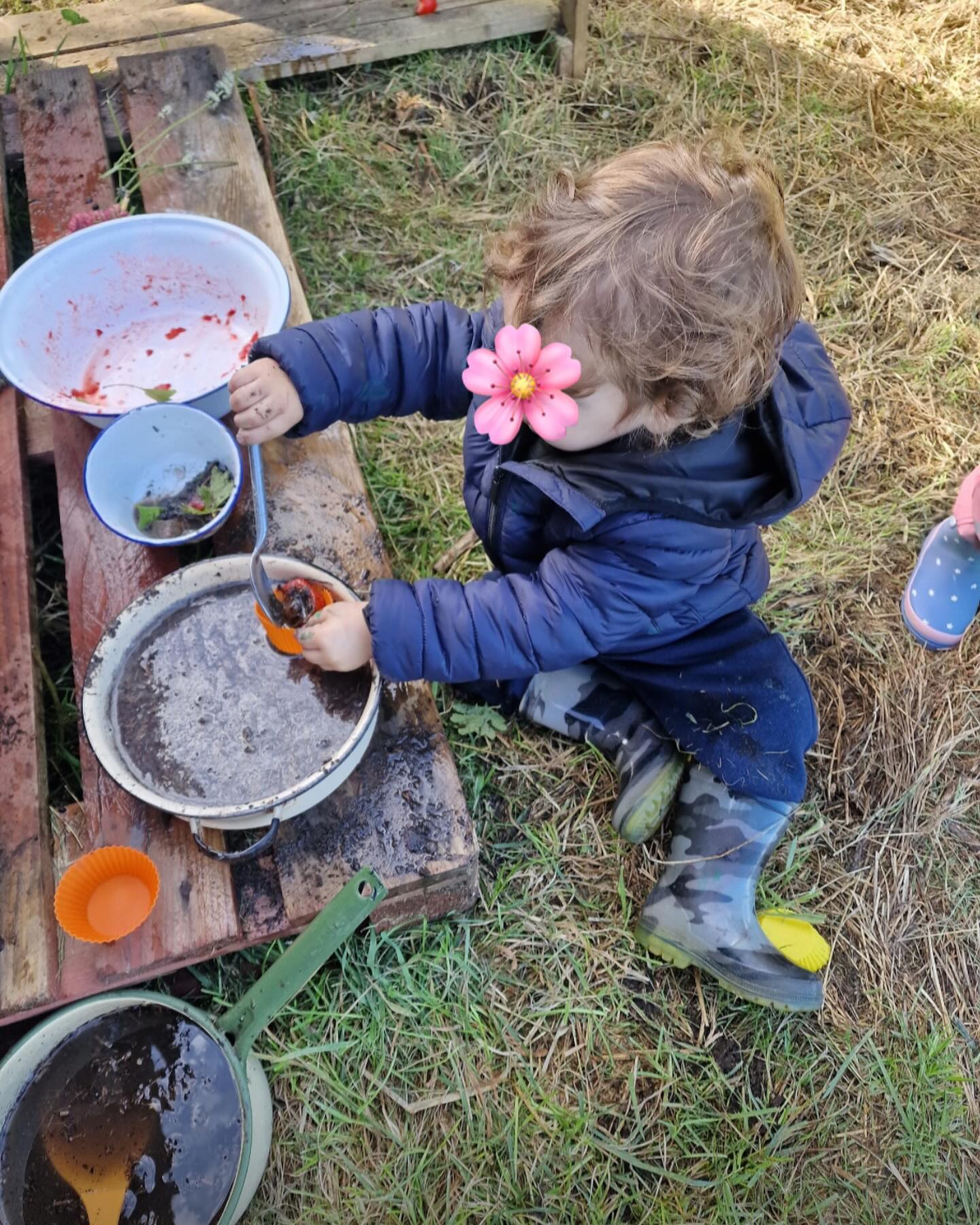 In forest school the children love getting messy in the mud kitchen! Experts say that as play spaces become more sanitised children are deprived of having a connection with nature. The kids love it 🪵🌲