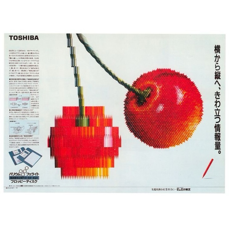 Em 1987, a campanha “Adv x Wallpaper” da Toshiba, criada pela Adphic Co. Ltd, redefiniu o conceito de publicidade ao transformar anúncios em arte integrada ao ambiente. Com direção criativa de Katsumi Matsumoto e uma visão sofisticada de Yoshiyuki Tanaka e Sakae Sato, essa campanha ousou ao fazer da publicidade um elemento de design, mais sutil e imersivo, convidando o público a enxergar a tecnologia como parte do cotidiano.
Uma lição de como o design pode ser ao mesmo tempo funcional e visualmente impactante, né?! 🤓
*As cerejas foram um elemento visual central na campanha, utilizadas de forma simbólica para representar perfeição, simplicidade e qualidade, características que a Toshiba queria associar aos seus produtos. A imagem das cerejas, com sua cor vibrante e formato esteticamente agradável, contrastava com o fundo, chamando atenção para a TV sem a necessidade de elementos agressivos ou comerciais.