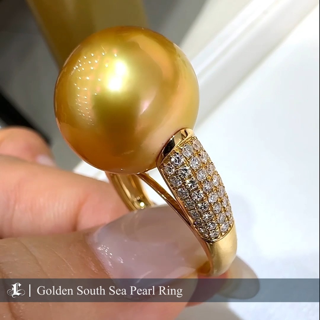 0.64 ct Diamond AAAA 14-15 mm Golden South Sea Pearl Luxury Ring 18k Gold
SKU: JSG074-YSJ
#goldenpearlrings #goldenpearljewellry #luxurypearljewellery
A perfect 14-15 mm South Sea golden pearl boasting flawless shape, color, and luster. The pearl layer is virtually without blemishes, making it a true masterpiece. Paired with a diamond setting, it exudes an even more luxurious appeal!
Product Information
Origin South Sea Pearl Jewelry Processed in Japan
Material South Sea Pearl, 18k Gold, and Diamond
Dimensions -
Pearl
Shaped: Round
Size: 14-15 mm
Quality: AAAA
Nacre: Very Thick
Color: Golden
Luster: Aurora
Accessories
Metal: 3.77 g of 18K Gold
Other: 0.64 ct of SI Quality Natural Diamond
