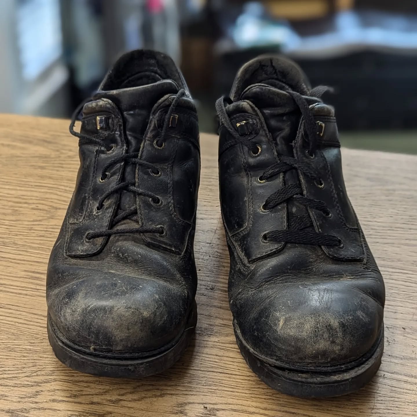 These Rockports were in need of a bit of attention. Replaced the original sole with the Vibram gumlite unit to keep the shoes lightweight but tough. Replaced the plastic moc welt with leather, finished with a treatment of saphir cream and some new laces
#shoerepair #rockport #vibramrepair #vibram #cobbler #smallbusiness