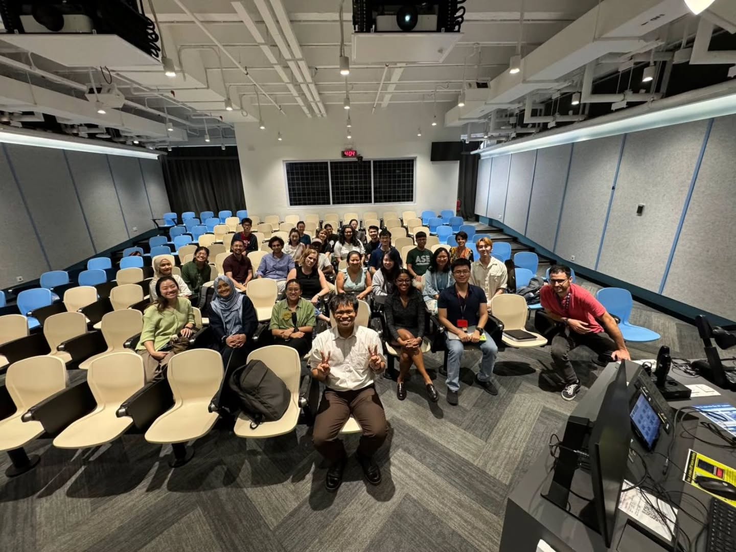 I'd like to thank the @ntu_ase for having me give a talk on "The Ubin Identity" last Thursday (24 Oct), at the request of their @ase.gsc !
I shared with the students on the history and challenges faced by the Ubin Orang Pulau in keeping their identities alive and relevant today, and I was heartened by the several questions raised by them after the talk. It shows that our youth are gaining interest in keeping our shared cultural heritage alive.
Afterwards, I was also given a tour around the ASE and I am inspired by the insightful works and studies conducted by their PhD students. Moving forward, there is merit for us to recognise and remember that our cultural and natural heritage are inseparable and we need to examine the symbiotic relationship that people have with their environment.
Thank you once again to NTU ASE GSC for organising, and the school for this opportunity!
—
Photos by NTU ASE