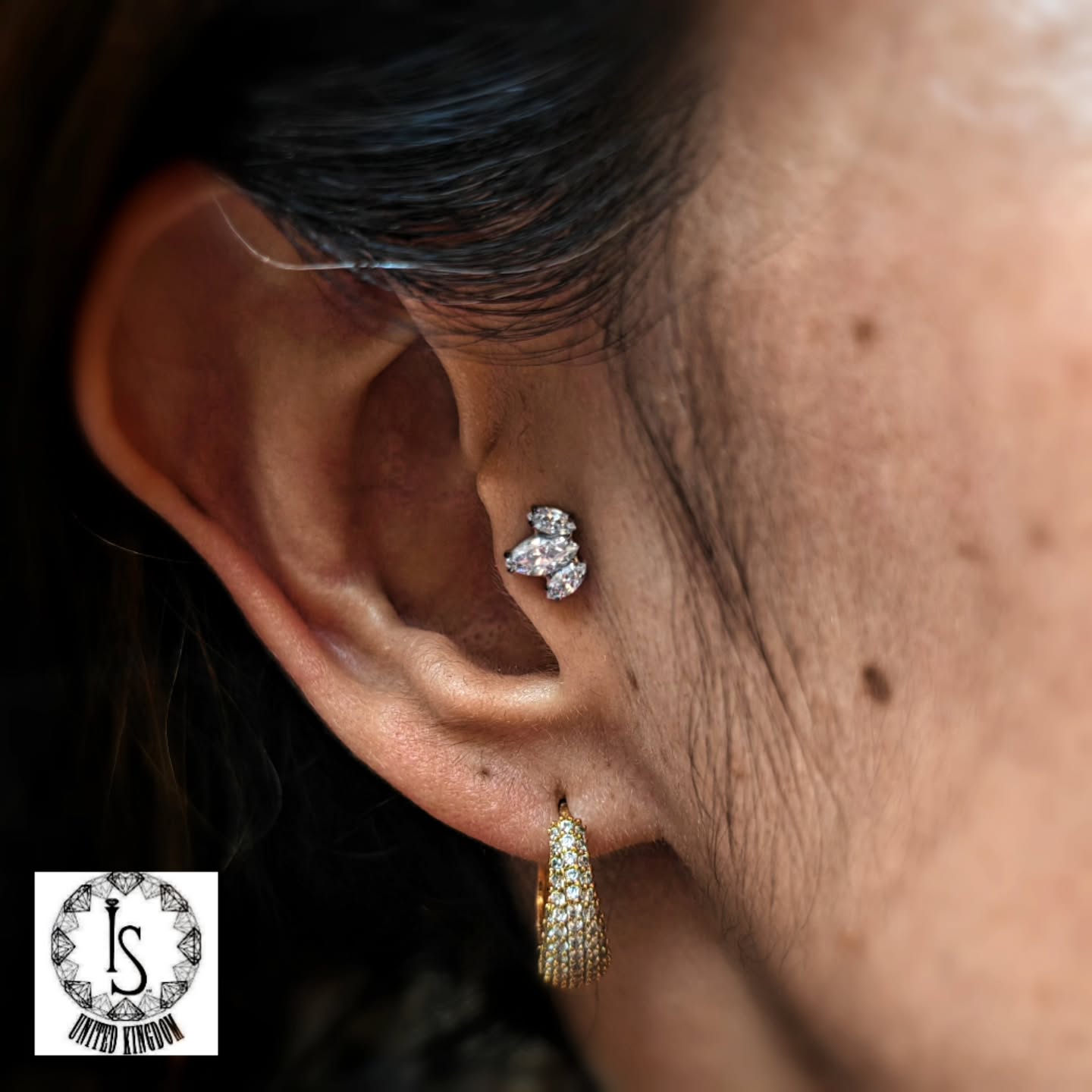 One amazing upgrade to outshine them all! 💎💎💎
Behold the blinding sparkliness of Contessa from @industrialstrengthuk @industrialstrength 😍🎊👑
Piercer: @symbiotic_piercing
Using: @probodyart @purklenz
Aftercare: @neilmedpiercingaftercare
.
.
.
.
#MystiquePiercingBoutique #ShopSmall #BodyPiercing #SafePiercing #Beautiful #Piercing #Aesthetic #PiercingInspiration #PiercingLove #TimeOutLondon #Dalston #EastLondon #Hackney #LondonPiercing #PiercingArt #BodyJewellery