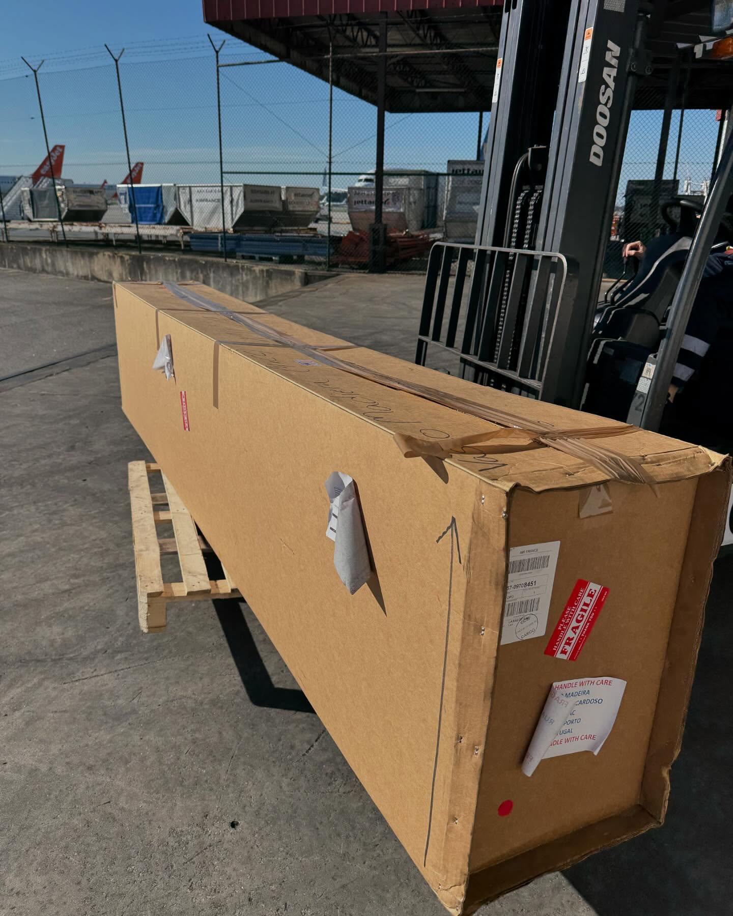 “You’ve got mail”!!!! Thank you @chris_christenson73 @christensonsurfboards @lor_uhh @moonlightglassing @101fins @dollymancarella !!!! #surfboards #customsurfboards #madeinusa #resinart #christensonsurfboards #moonlightglassing #101fins