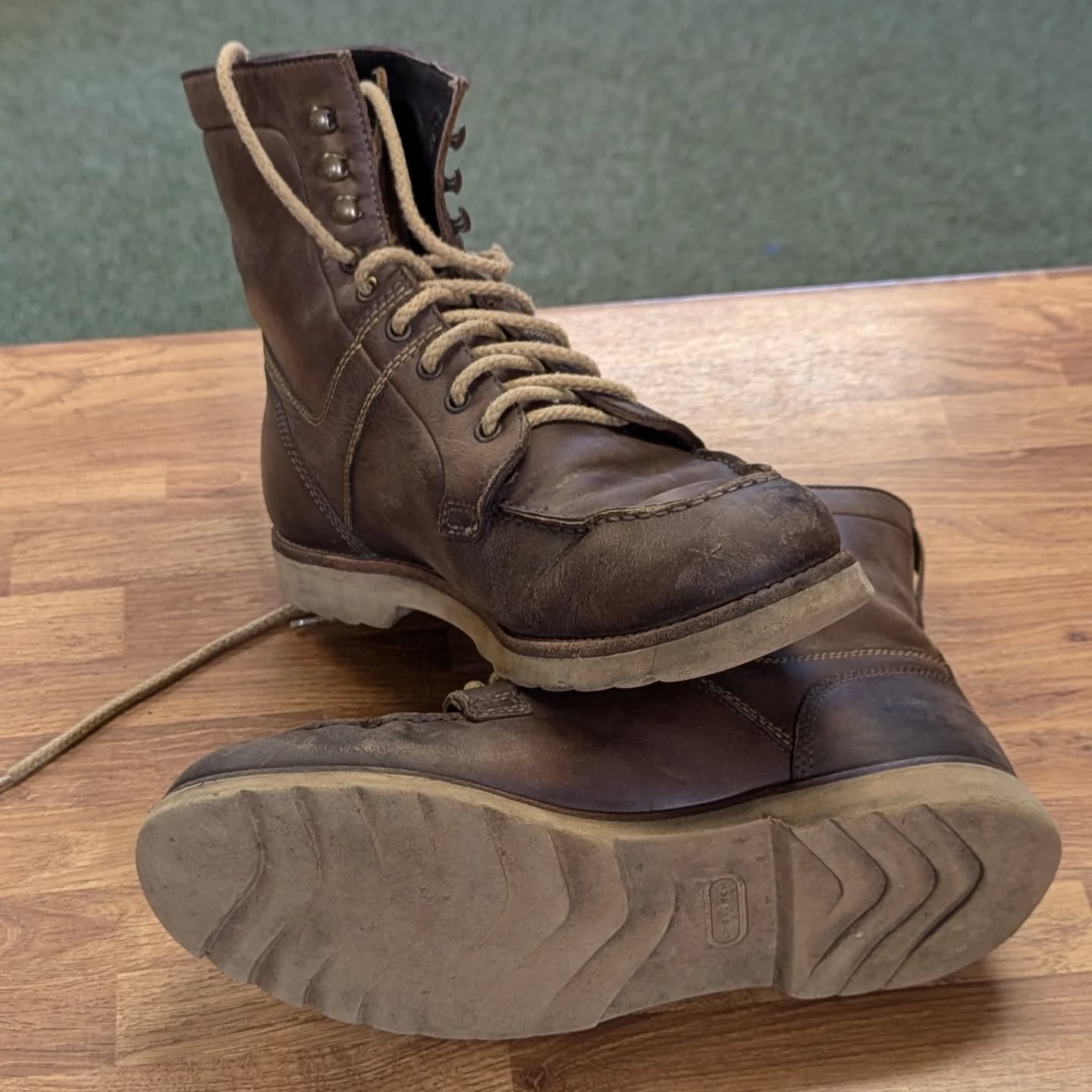 Replacement unit on these boots, used the Vibram Roccia unit. A softer option to keep footwear lightweight and comfortable underfoot
#shoerepair #cobbler #vibramrepair #vibram #smallbusiness