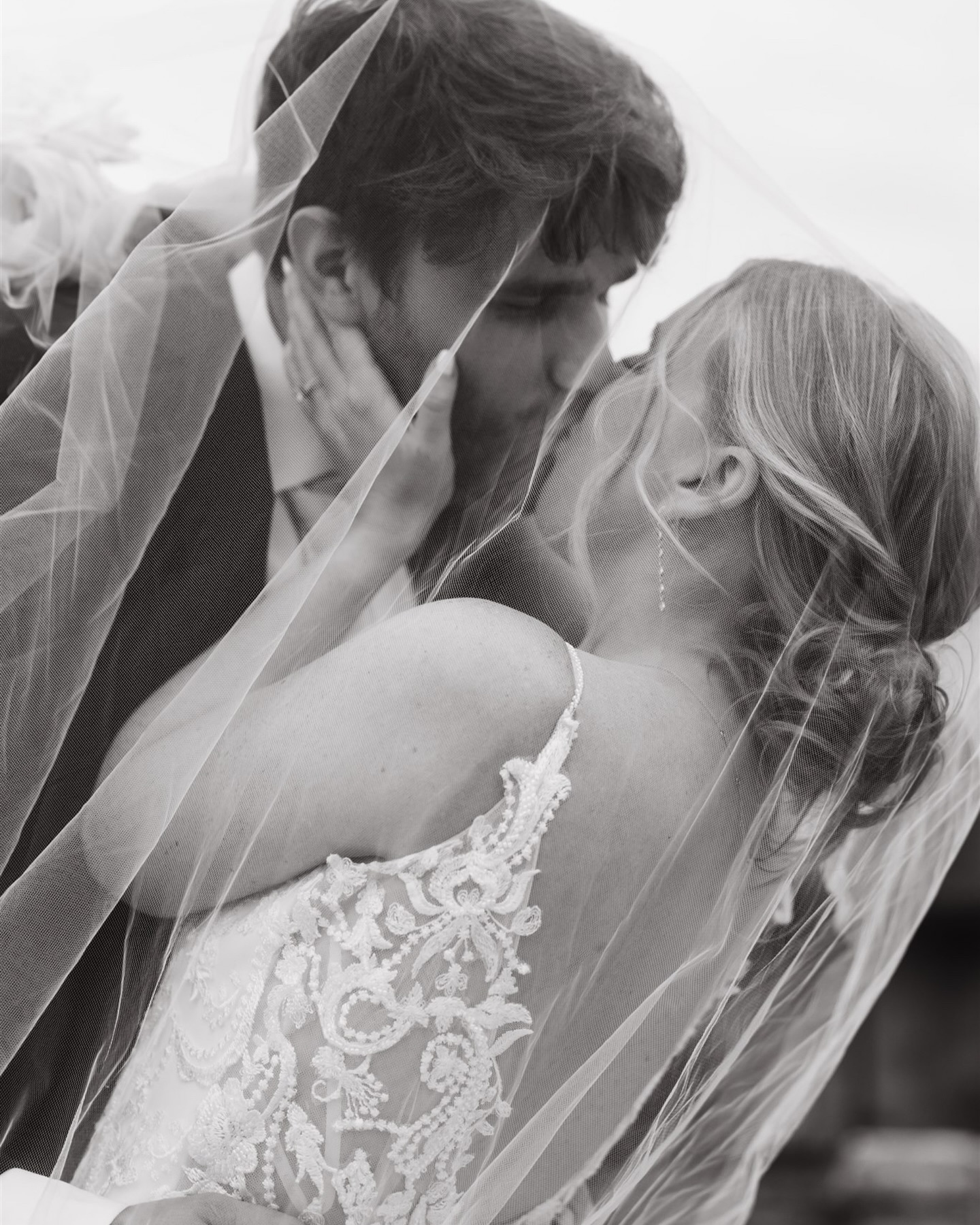 Jessica, Skylar, and some @theopalbar 🙂↕️
•
•
•
Host: @akevents_co
Models: @jesssssicajames @ss_karcrash
Venue: @chateaudelis
Dress: @annasbridal
Tux: @mrformaltuxedos
Hair & Makeup: @vampbeautybridal
Florals: @poppiesandpaisleyfloral
Beverages: @theopalbar