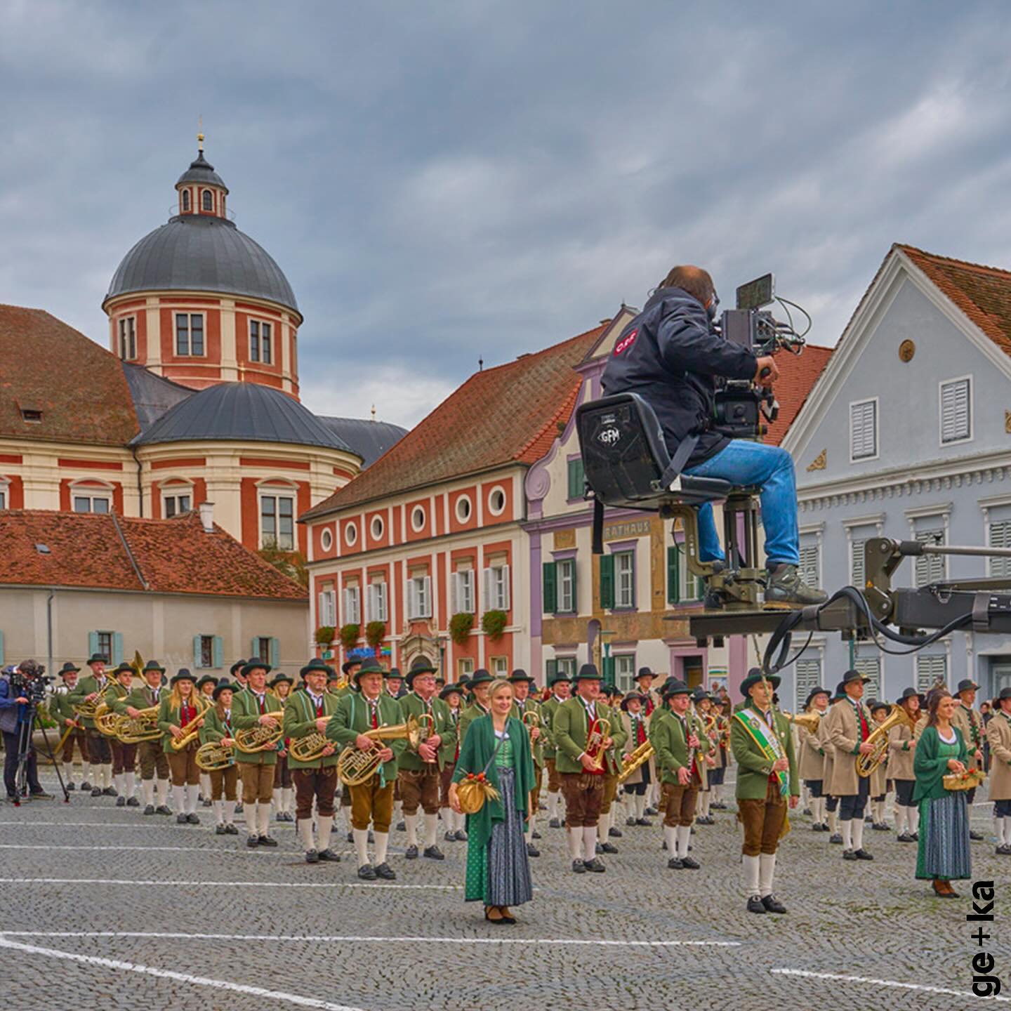 Österreich vom Feinsten:
Steiermark - Rund um die Pöllauer Hirschbirne,
Heute, am 27. November, 20:15 in ORF 2 oder zum Nachsehen auf ORFON.
Wir bedanken uns beim gesamten Team für die grandiose Zusammenarbeit🙏🏻
#orf #österreich #steiermark #hansknauß #gripfactorymunich #sachtler #sony #arri