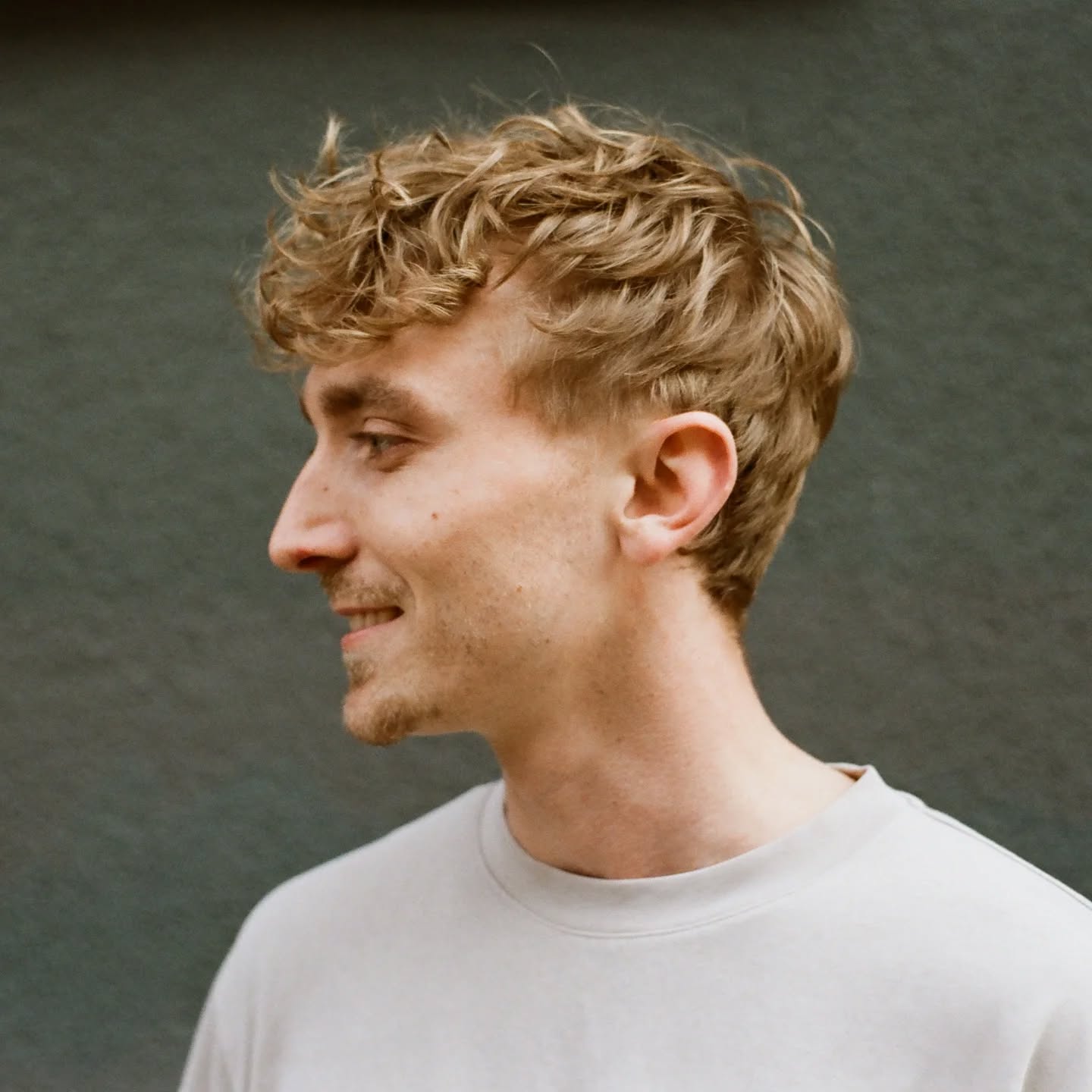 We’re delighted to introduce Robin Dey as part of the k4b Artist Family!
Born near the cultural crossroads of southern Germany, France, and Switzerland, Robin was immersed in electronic music from an early age. After moving to Berlin in 2016 he became an active force in the city’s vibrant scene, collaborating with collectives and contributing to renowned festivals and events, while holding regular appearances at KaterBlau and other Clubs, where he brings his distinctive sound to the dancefloor.
Robin’s global journey has taken him to stages across Europe, Asia, and the Americas, performing alongside both emerging talents and respected names in underground music. His sound is driving yet refined, marked by crisp hi-hats, groovy basslines, and subtle details that make every track unmistakably his own.
We’re excited to have him join us and look forward to sharing his music with the world.
↓↓↓↓↓
@robindey.music