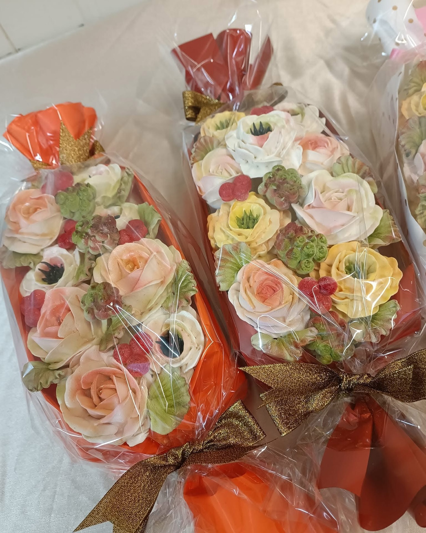 Naujiena!!!!
Pradėjome gaminti “Kalėdinius saldainius”.
Zefyrinės gėlės supakuotos lyg saldainis.
Tai puiki dovana Jūsų kolegoms.
Kiekis ribotas, todėl raginame paskubėti ❤️