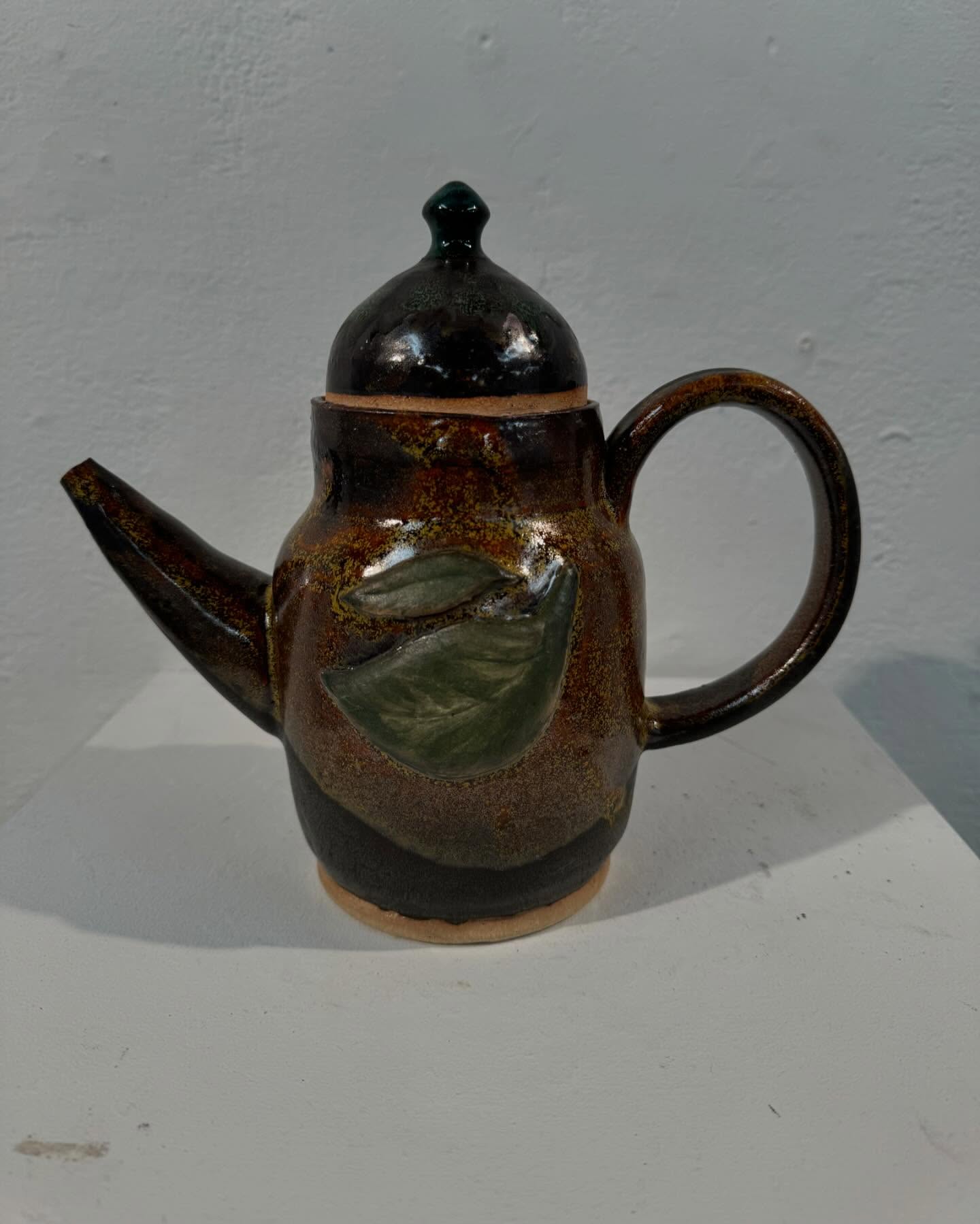 Tableware final! I created a teapot that is supposed to be โperfectโ for serving green tea. I also made 8 teacups to match her โ๏ธ