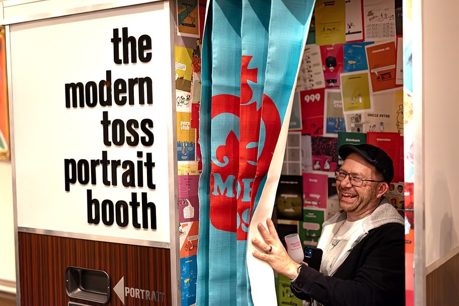 Have you booked your portrait space?
Only 30 portraits are up for sale, £35 each, get the whole family done yeah!
Come and sit for the artist or send us your photo and we’ll send you portrait in the post. We reckon it will make a brilliant Xmas present.
Visit our website or DM us to grab one.
@moderntoss #portrait #commission #familyportrait Photography care of the great @janinetheobi