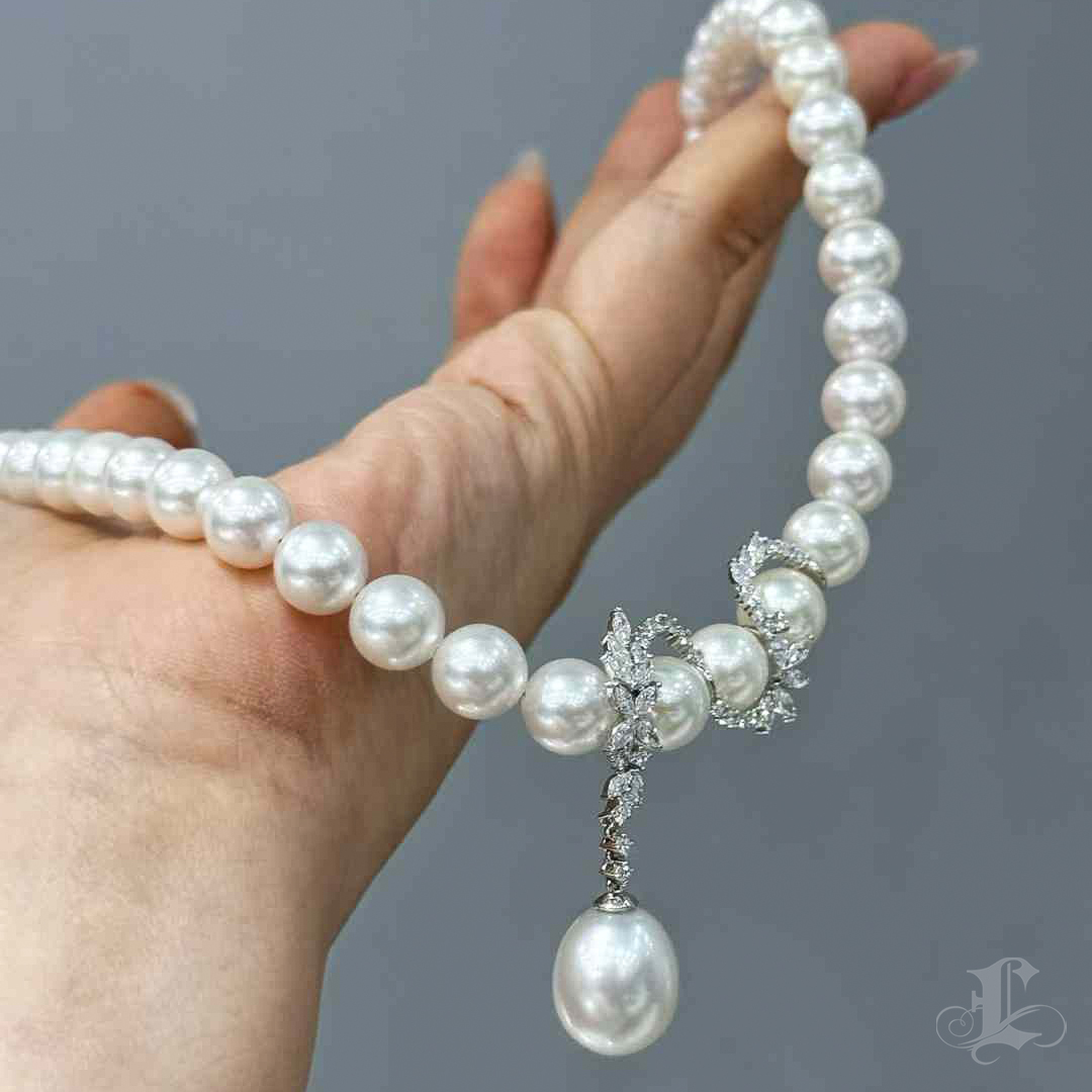 This stunning necklace features luminous Akoya pearls enhanced by 1.2 carats of diamonds in a delicate vine design that gracefully wraps around the strand. A radiant South Sea pearl pendant adds a touch of elegance, making this piece a timeless statement of luxury.
#southseapearljewelry #southseapearlpendants #japaneseakoyapearlnecklace
