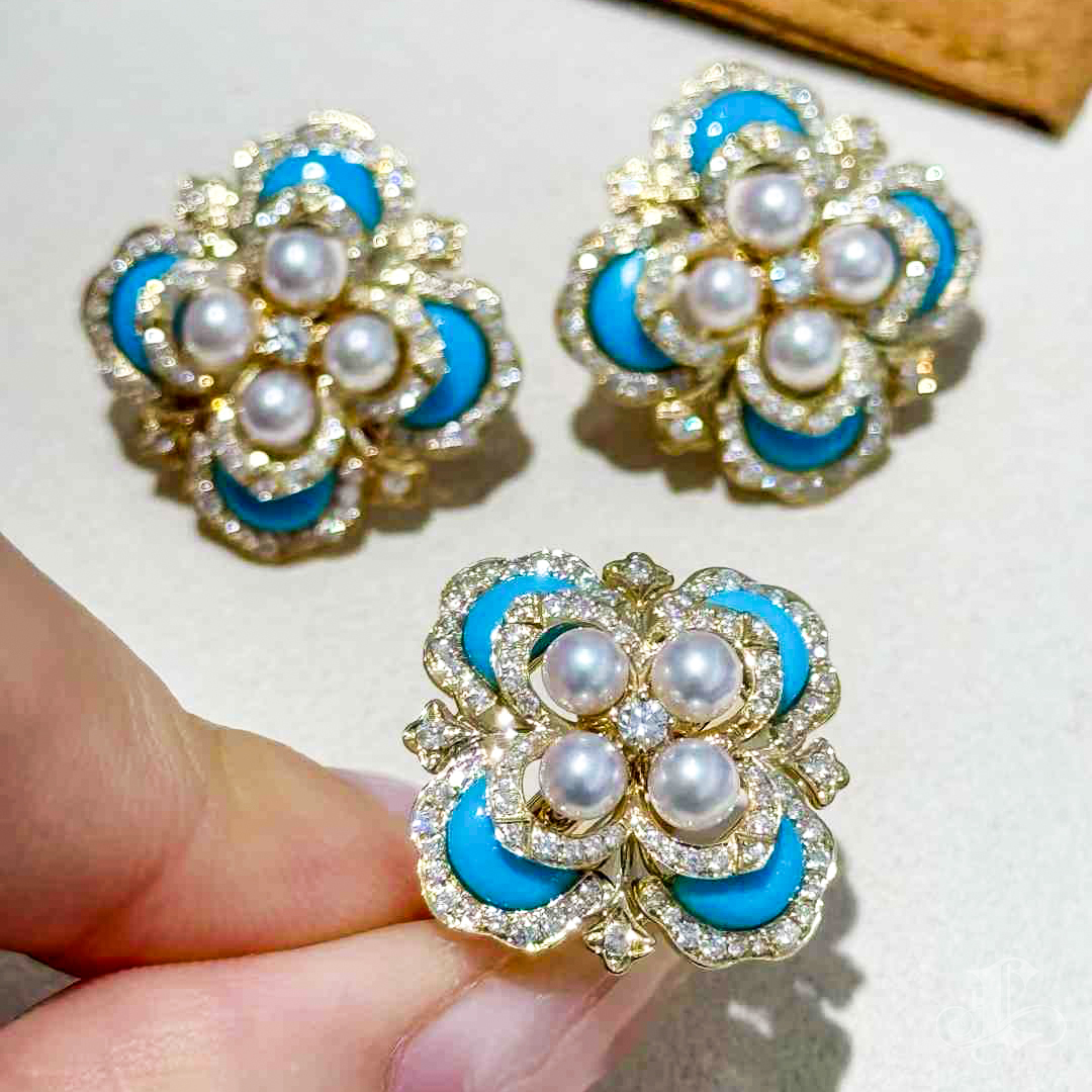 Exuding courtly elegance, these exquisite earrings combine luminous Aurora Akoya pearls with vibrant natural turquoise, set in intricate 18K yellow gold craftsmanship. The regal design is a harmonious blend of timeless sophistication and meticulous artistry, making these earrings a true statement piece. Pair them with the matching ring from the same collection for a complete look that radiates luxury and refinement, perfect for special occasions or elevating everyday elegance.
#akoyapearlset #akoyapearlearrings #japaneseakoyapearlring #turquoisejewelry