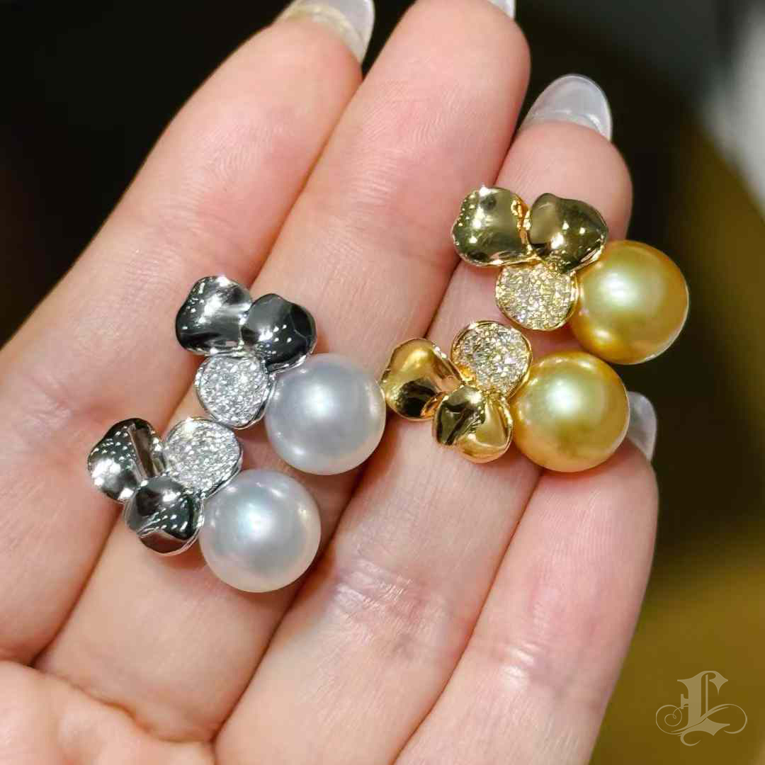These exquisite earrings feature luminous South Sea pearls, renowned for their natural golden radiance. Delicately set in 18K yellow gold with pavé diamonds, the design evokes elegance and sophistication, perfect for any occasion. Alternatively, opt for the timeless combination of white pearls paired with 18K white gold for a classic yet modern look. Each pair is meticulously crafted, blending contemporary artistry with timeless beauty, making them a statement piece for professional women or evening glamour.
#southseapearljewelry #southseapearlearrings