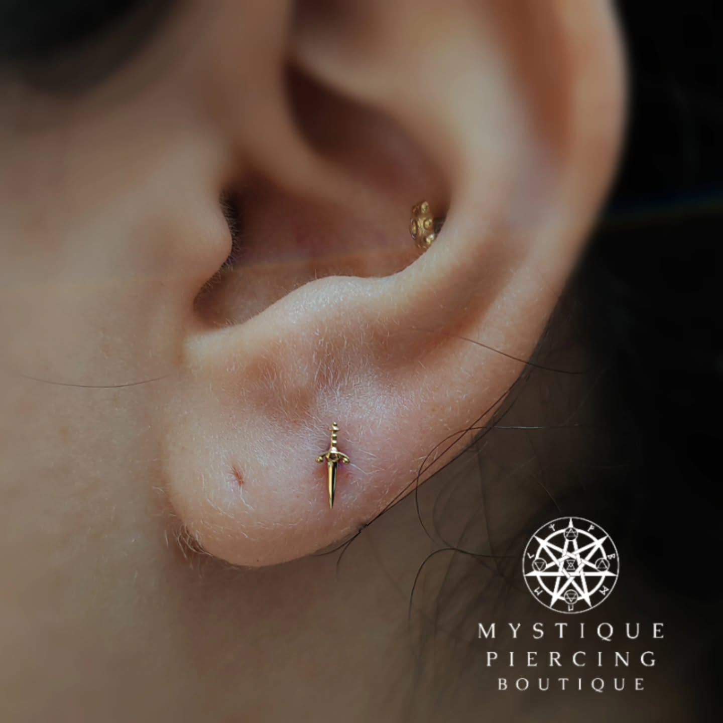 "A sword is only as good a the man who wields it." - George R. R. Martin
Blade piece from @buddhajewelryofficial looking sharp on this fresh lobe piercing ⚔️