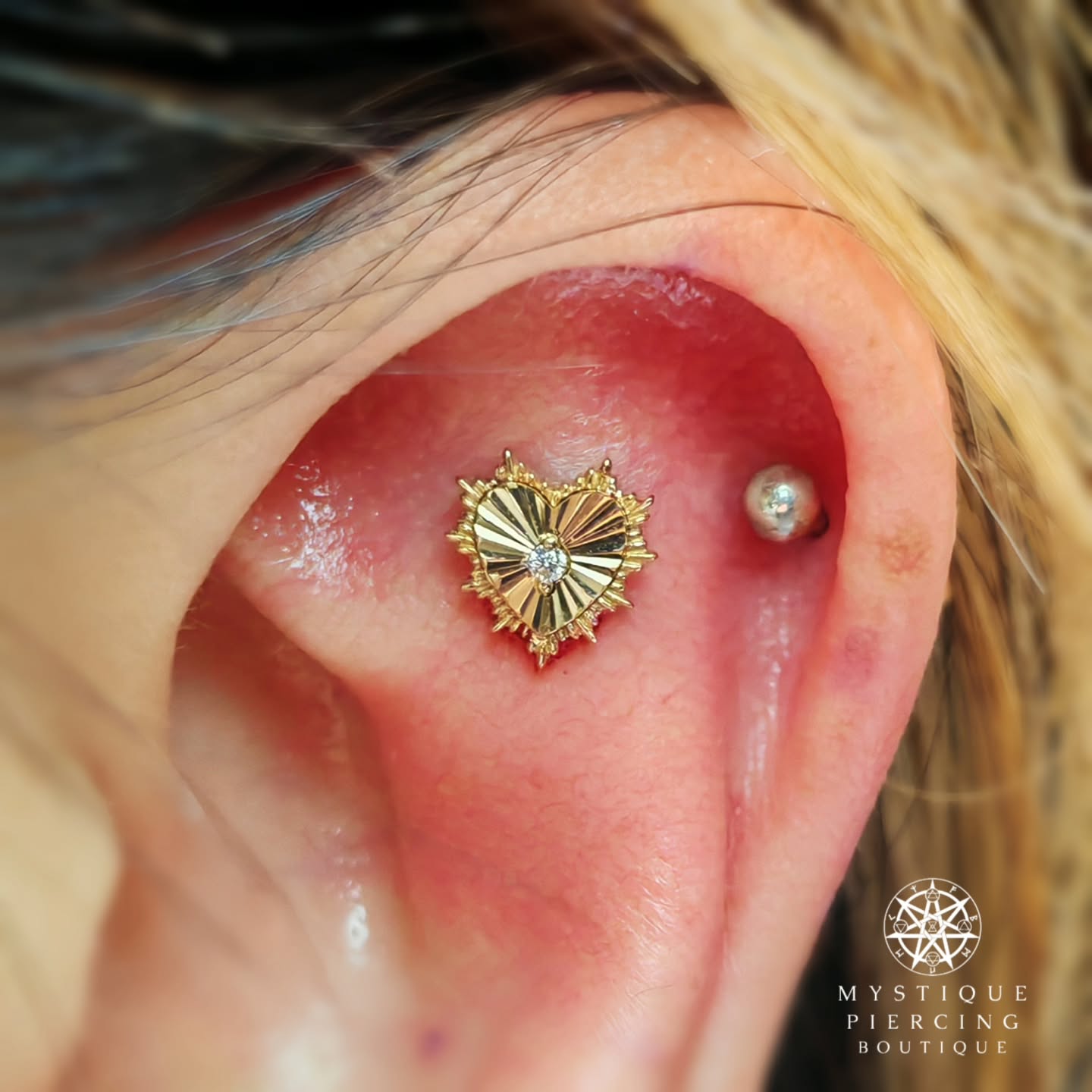 This lovely client just fell in love with this piece, asked us to order it for faux rook piercing, but due to the anatomy we had to opt for a flat piercing 🖤
Jewellery: "Bad Romance" 14k YG from @buddhajewelryofficial
Piercer: @symbiotic_piercing @paid2stab
Using: @probodyart @purklenz
Aftercare: @neilmedpiercingaftercare
.
.
.
#MystiquePiercingBoutique #ShopSmall #BodyPiercing #SafePiercing #Beautiful #Piercing #Aesthetic #PiercingInspiration #PiercingLove #TimeOutLondon #Dalston #EastLondon #Hackney #LondonPiercing #PiercingArt #BodyJewellery #ImplantGrade #PiercerSpotlight #ProfessionalPiercer