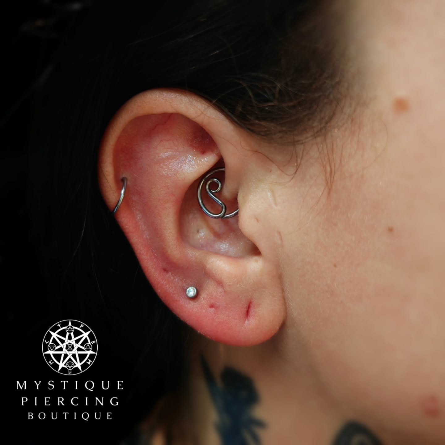 This client wanted a Daith piercing and chose an awesome Niobium piece with name Ares from @apex_piercing
Piercer: @symbiotic_piercing @paid2stab
Using: @probodyart @purklenz
Aftercare: @neilmedpiercingaftercare