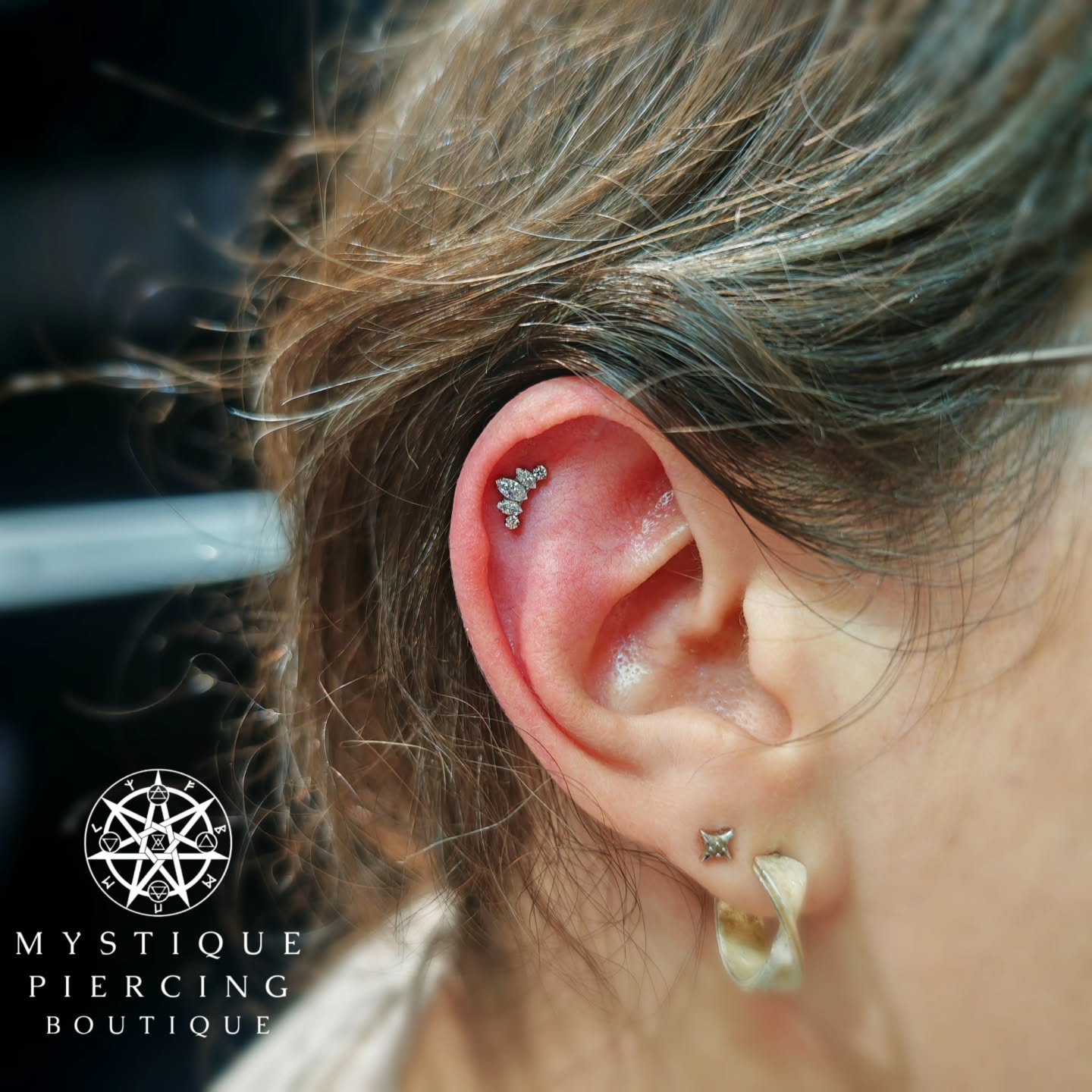 Classic helix elegant Diadem attachment from @industrialstrengthuk @industrialstrength 💎💎💎
Did you know that IS jewellery comes with lifetime guarantee?! That's how amesome they are!!!
Piercer: @symbiotic_piercing @paid2stab
Using: @probodyart @purklenz
Aftercare: @neilmedpiercingaftercare