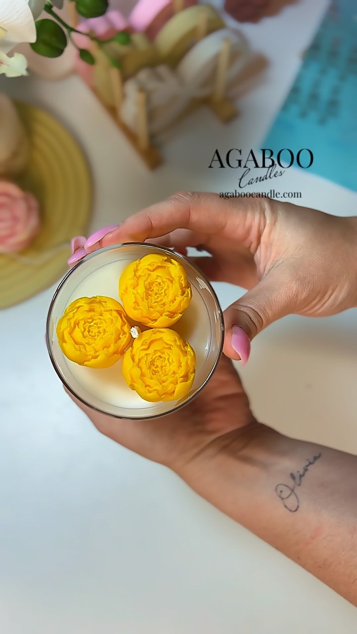 Turn your space into a floral haven with our best-selling candle — hand-poured soy wax, topped with realistic yellow peonies. Available now at agaboocandle.com
#FlowerCandle #PeonyCandle #HomeDecorGoals #LuxuryCandles #SoyCandleLove #AgabooCandle #CandleAddict #GiftIdeas #FloralVibes #HandmadeDecor #YellowAesthetic #MothersDayGift #statementcandle