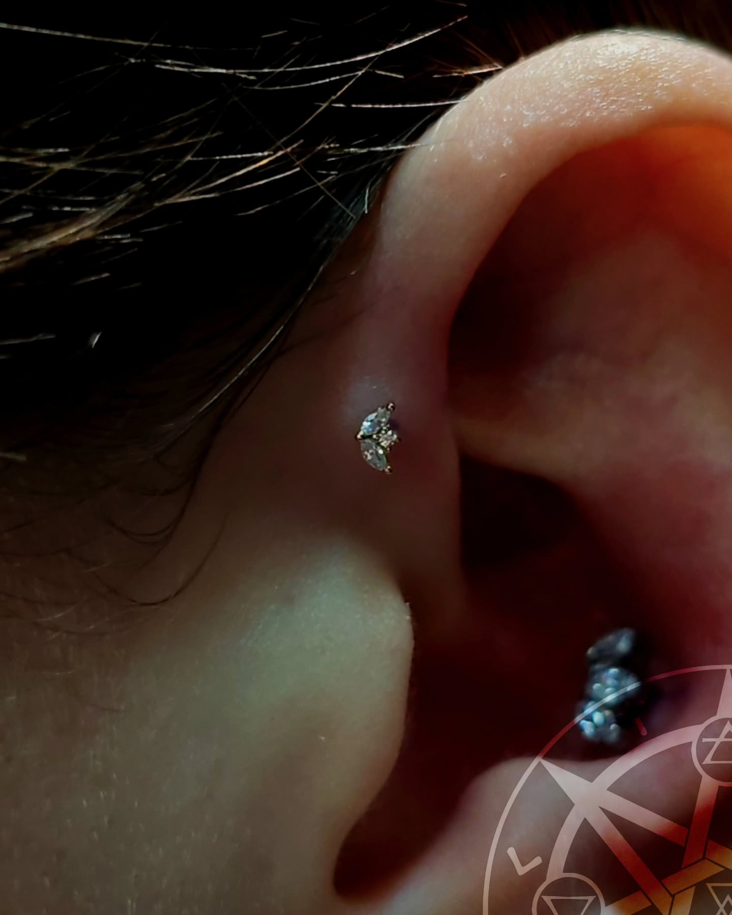 Double action with conch and forward helix piercings, with lovely pairing of 14k gold 'Pur' from @buddhajewelryofficial and titanium 'Marquise Fan' from @industrialstrengthuk @industrialstrength
Piercer: @symbiotic_piercing @paid2stab
Using: @probodyart @purklenz
Aftercare: @neilmedpiercingaftercare