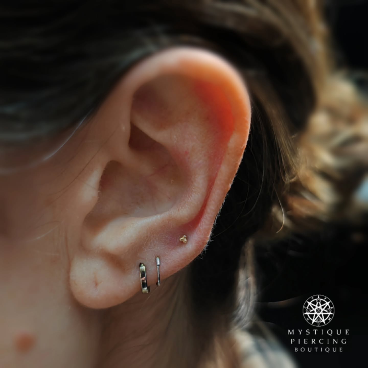 Patience is a virtue! This client been patiently waiting for this high lobe to settle, before we could downsize and upgrade for such a small piece.
Jewellery: Mini 3 Bead Cluster from @buddhajewelryofficial
Piercer: @symbiotic_piercing @paid2stab
Using: @probodyart @purklenz
Aftercare: @neilmedpiercingaftercare