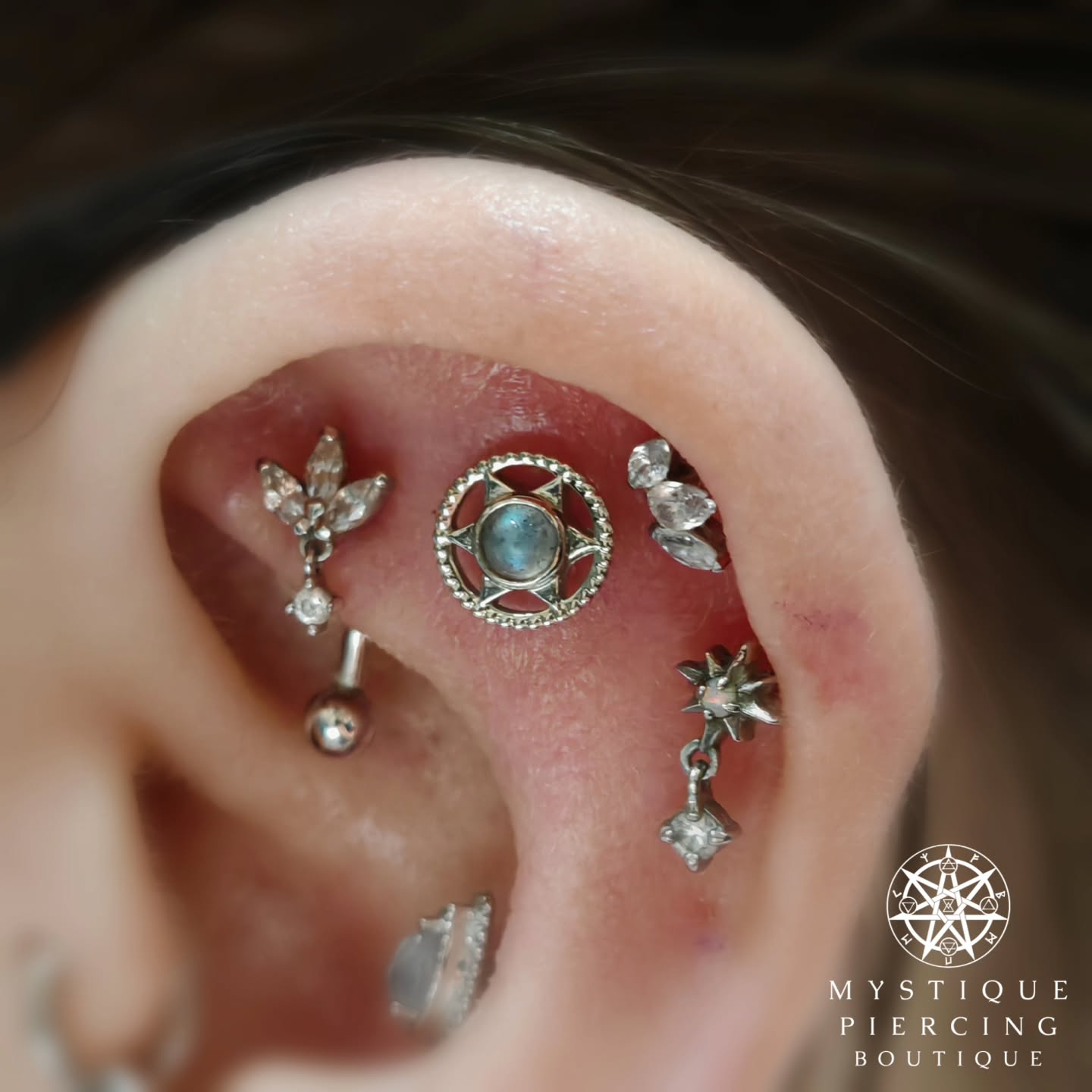 Behold of the Vice with genuine labradorite, 18k white gold from one and only @anatometalinc / @anatometaluk
Piercer: @symbiotic_piercing @paid2stab
Using: @probodyart @purklenz
Aftercare: @neilmedpiercingaftercare