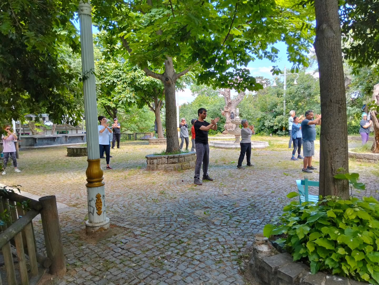 Alan geniş olunca😇
Bir salonda, örneğin 20 yıl kullandığımız 60 m2 salonda olsak, bu kadar insan sığışarak çalışırdık.
Derse geç geldim, baktım ki entropi kuralı çalışmış. Yayılmışlar😊
Ve bir cenaze nedeniyle erken ayrılmalıyım. Arkadaşlar devam edecek "sezonun son buluşması" diye duyuru yapmıştım. Haftaya tekrar bu alanda buluşacağız. Yine herkese açık olacak.
Sağlıkta buluşmak dileğiyle.
#taichichuan #yangstilltaichichuan #tao #meditasyon