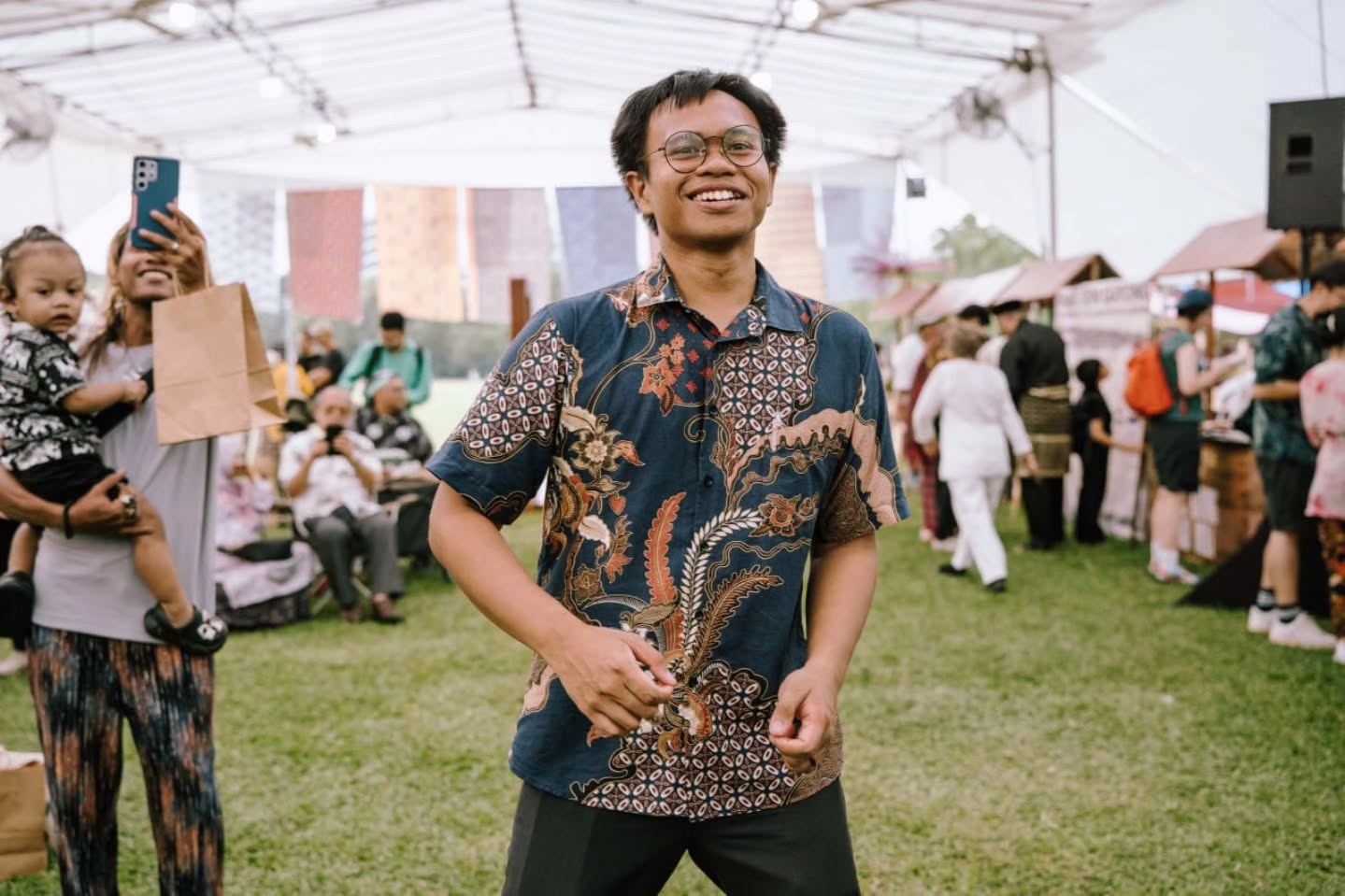 WUJ was proud to be one of the many community booths set up in celebrating Hari Orang Pulau on the 14th of June. This inaugural festival—through the hard (and heart!) work of @oranglautsg —is a celebration of Singapore's Orang Pulau and Orang Laut communities—whose indigenous histories, skills, stories, and knowledge were on full display at the various booths, performances, talks and workshops held at West Coast Park, a coast which holds a very special, important and valuable place for Singapore's Southern Islander communities.
Hari Orang Pulau also goes beyond celebration. It is a reflection of the ongoing advocacy by the Orang Pulau and Orang Laut communities and their descendants, in reclaiming the narratives of their ancestral islands. It was an opportunity for us as Singaporeans to reflect on our shared maritime history, and in also recognising the cultural significance of our islander communities in Singapore.
Indeed, Singapore is not just an island nation. It is a nation of islands; some of which have been inhabited and on them, unique cultures and traditions which have shaped, and shall continue to shape, our diverse multicultural landscape here.
Congratulations once again to Firdaus and his team for a successful and historic moment in Singapore's history, and for our shared Orang Pulau heritage!
Photos by @brashmonki