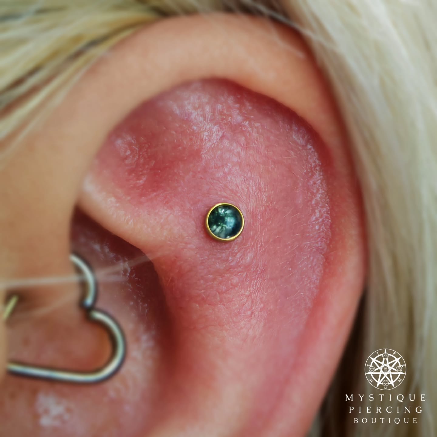 Cute little Flat piercing action with anodised Moss Agate cabochon from @junipurrjewelry
Piercer: @symbiotic_piercing @paid2stab
Using: @probodyart @purklenz
Aftercare: @neilmedpiercingaftercare