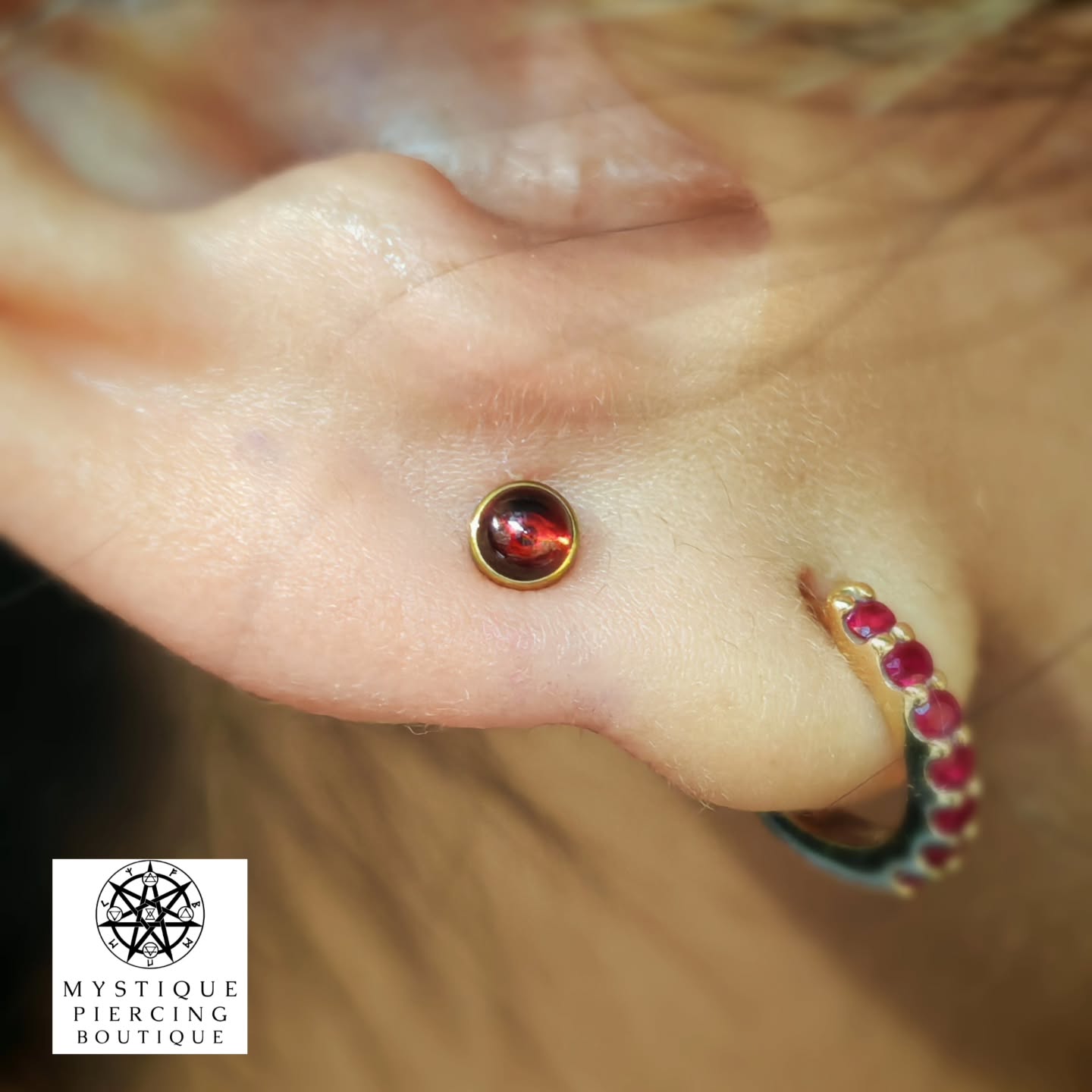 Lobes, LoBes, LOBES, season has officially started
🔥🔥🔥🔥🔥🔥
Fresh piercing with Crimson Shade Garnet from @inariorganics_uk anodised gold to much existing earring.
🌊🌊🌊🌊🌊🌊
Plan accordingly: after having fresh piercing done - it is not advised to go swimming for up to 4-6 weeks minimum!
Piercer: @symbiotic_piercing @paid2stab
Using: @probodyart @purklenz
Aftercare: @neilmedpiercingaftercare