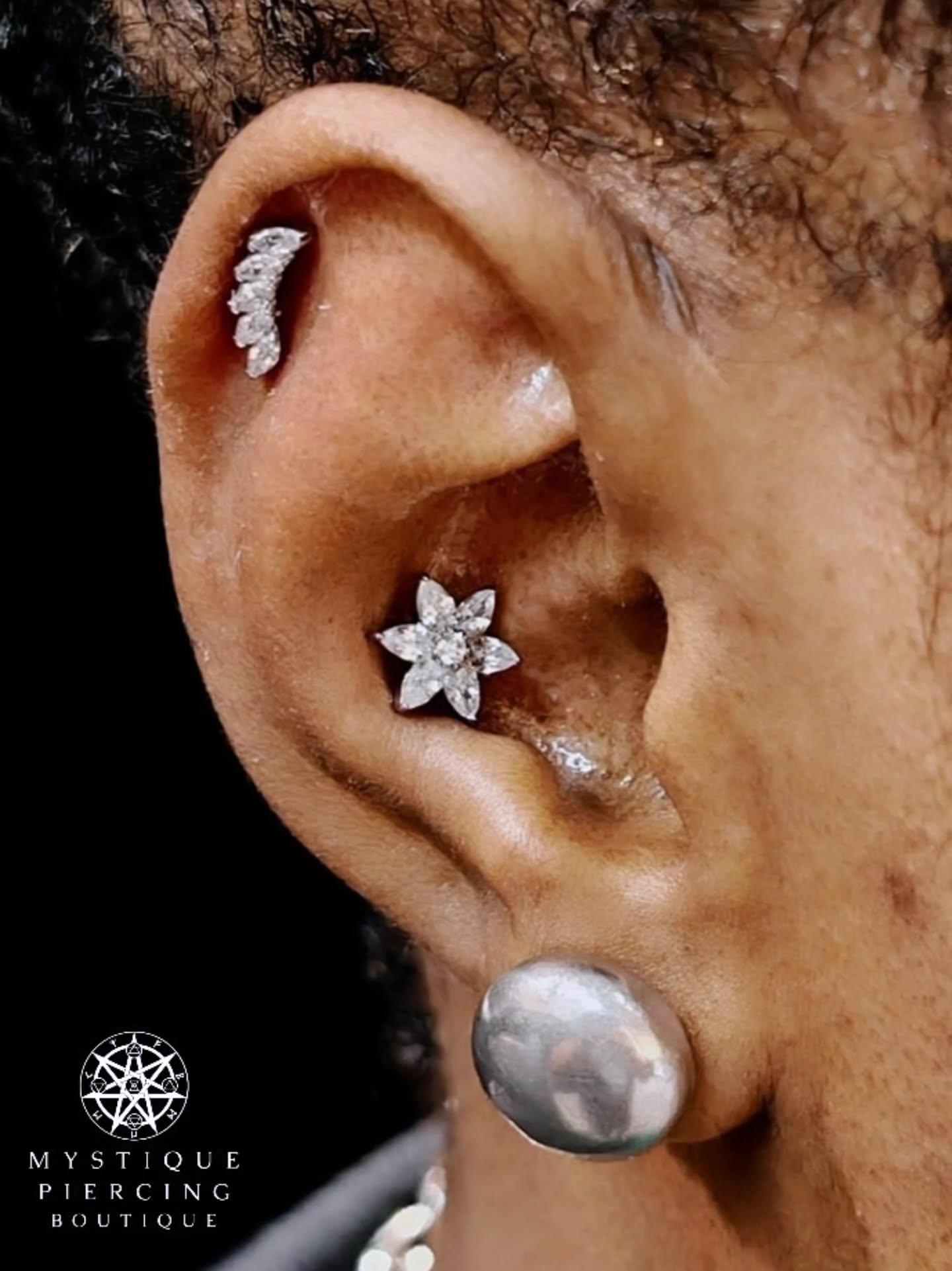 First piece Aline CZ of @tremunpiercing to be used on a fresh conch piercing and helix upgrade with Esther CZ 🤩🤩🤩
A good way to start a week! 🌞🔥😍