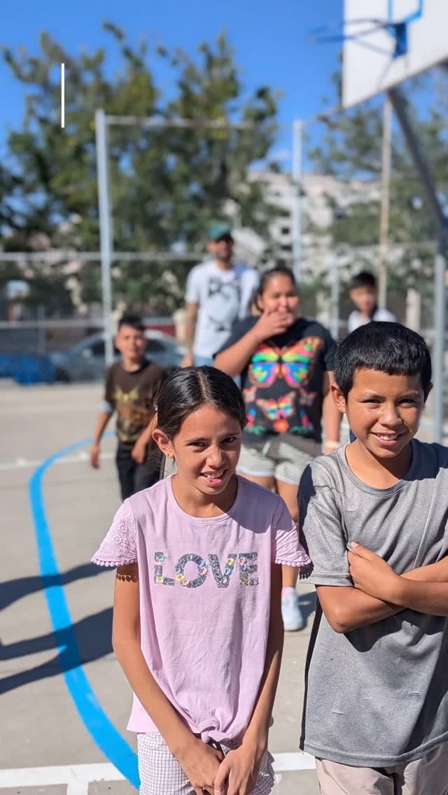 ¡Otro Clap Gira en Riberas!
En esta edición, los chicos se adentraron en dos talleres de creatividad y expresión: Historias con Hilos y Tinta Viva. Desarrollaron habilidades artísticas, además de descubrir nuevas formas de contar sus historias y expresar su identidad.
Lo valioso de estos talleres va más allá del aprendizaje práctico. Es un espacio seguro para que adolescentes exploren sus capacidades, creen y se conecten con otros jóvenes de su comunidad. Cada encuentro es una oportunidad para crecer y construir confianza.
¡Gracias a todos los que hicieron posible esta edición increíble!
#clapeando #clapgira