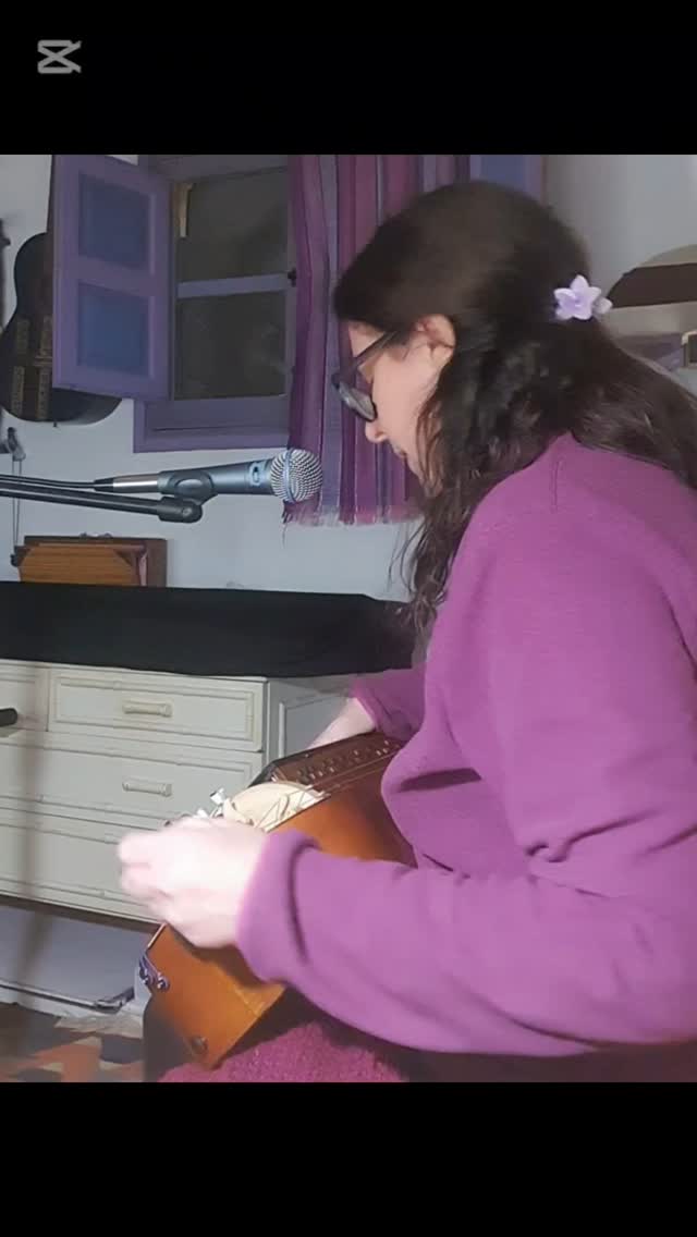 🎶Ando probando melodías improvisadas a partir de las primeras sesiones de trabajo con Jorge Affranchino y su nueva y última obra teatral de su carrera. Me sugiere una mezcla de tristeza, pero llena de recuerdos... Ya iré contanto detalles... 🎶
#canto #voz #musicaantigua #musicaenvivo #teatroymúsica #improvisación