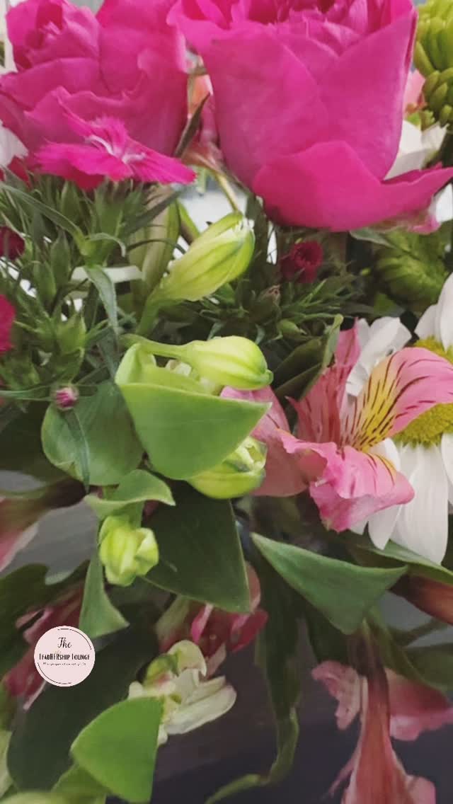 Flowers always make me smile! What’s your simple pleasure that makes you happy?💐🌸🌷 #women #womenempowerment #womensupportingwomen #womeninbusiness #womeninspiringwomen #womeninleadership #womenleaders #aspiringleaders #behappy #smile #joy