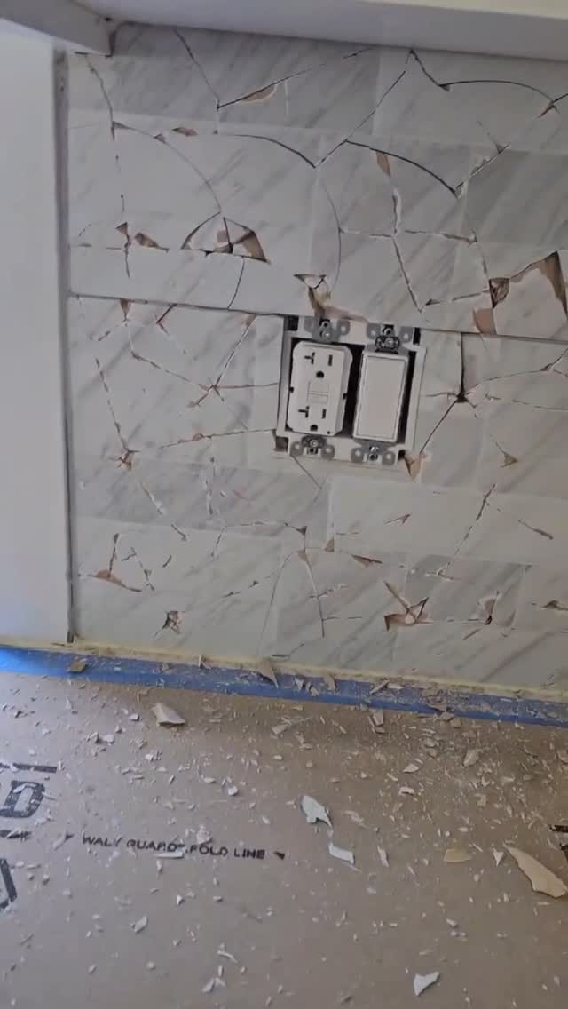 Removing a kitchen backsplash this week and replacing it with new tile.
#kitchenrenovation #kitchenbacksplash #tileremoval #kitchenremodel #homerenovations #homeimprovementprojects #renovationconstractor